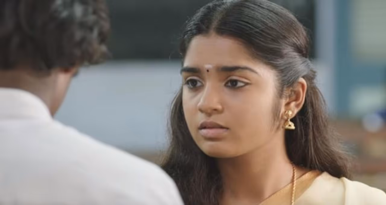 అలా తమ జ్ఞాపకాలను తట్టిలేపే ప్రేమకథలతో వచ్చే చిత్రాలు అరుదుగా ఉంటాయి. ముఖ్యంగా కమర్షియల్ చిత్రాలలో చెప్పే ప్రేమ కథలలో ఆ ఫీల్ ఉండదు. కానీ కొన్ని సినిమాలు ప్రత్యేకం. అవి మన మనస్సుని ఎక్కడో తడతాయి. మనని ప్లాష్ బ్యాక్ లోకి లాగేస్తాయి. అలాంటి అరుదైన ప్రేమ కథ..తమిళంలో వచ్చి హిట్టైన `96` . త్రిష, విజయ్ సేతుపతి జంటగా రూపొందిన ఈ చిత్రం అక్కడ ఘన విజయాన్ని సాధించి విమర్శకుల ప్రశంసలతో పాటు త్రిషకు 11 అవార్డుల్ని అందించింది. ఆ సినిమా రీమేక్ గా వచ్చిన ఈ తెలుగు చిత్రం ఆ స్దాయి మ్యాజిక్ ని రీక్రియేట్ చేయగలిగిందా చూద్దాం. అలా తమ జ్ఞాపకాలను తట్టిలేపే ప్రేమకథలతో వచ్చే చిత్రాలు అరుదుగా ఉంటాయి. ముఖ్యంగా కమర్షియల్ చిత్రాలలో చెప్పే ప్రేమ కథలలో ఆ ఫీల్ ఉండదు. కానీ కొన్ని సినిమాలు ప్రత్యేకం. అవి మన మనస్సుని ఎక్కడో తడతాయి. మనని ప్లాష్ బ్యాక్ లోకి లాగేస్తాయి. అలాంటి అరుదైన ప్రేమ కథ..తమిళంలో వచ్చి హిట్టైన `96` . త్రిష, విజయ్ సేతుపతి జంటగా రూపొందిన ఈ చిత్రం అక్కడ ఘన విజయాన్ని సాధించి విమర్శకుల ప్రశంసలతో పాటు త్రిషకు 11 అవార్డుల్ని అందించింది. ఆ సినిమా రీమేక్ గా వచ్చిన ఈ తెలుగు చిత్రం ఆ స్దాయి మ్యాజిక్ ని రీక్రియేట్ చేయగలిగిందా చూద్దాం.