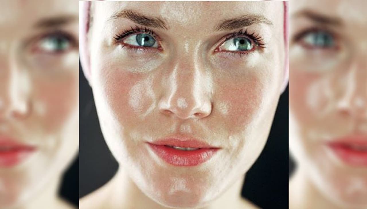 <p>ಆಯಿಲಿ ತ್ವಚೆ ಬಹಳಷ್ಟು ಜನರ ಸಮಸ್ಯೆ. ಮುಖ ಆಗಷ್ಟೇ ತೊಳೆದು ಬಂದಿದ್ದರೂ ಮತ್ತೆ ಜಿಡ್ಡಾಗುತ್ತೆ ಮುಖ. ಇದಕ್ಕೆ ಔಷಧ ಹುಡುಕೋ ಮುನ್ನ ನಿಮ್ಮ ಆಹಾರದಲ್ಲಿಯೇ ಕೆಲವೊಂದು ಬದಲಾವಣೆ ಮಾಡಿಕೊಳ್ಳುವುದು ಅಗತ್ಯ.</p> <p>ಆಯಿಲಿ ತ್ವಚೆ ಬಹಳಷ್ಟು ಜನರ ಸಮಸ್ಯೆ. ಮುಖ ಆಗಷ್ಟೇ ತೊಳೆದು ಬಂದಿದ್ದರೂ ಮತ್ತೆ ಜಿಡ್ಡಾಗುತ್ತೆ ಮುಖ. ಇದಕ್ಕೆ ಔಷಧ ಹುಡುಕೋ ಮುನ್ನ ನಿಮ್ಮ ಆಹಾರದಲ್ಲಿಯೇ ಕೆಲವೊಂದು ಬದಲಾವಣೆ ಮಾಡಿಕೊಳ್ಳುವುದು ಅಗತ್ಯ.</p>