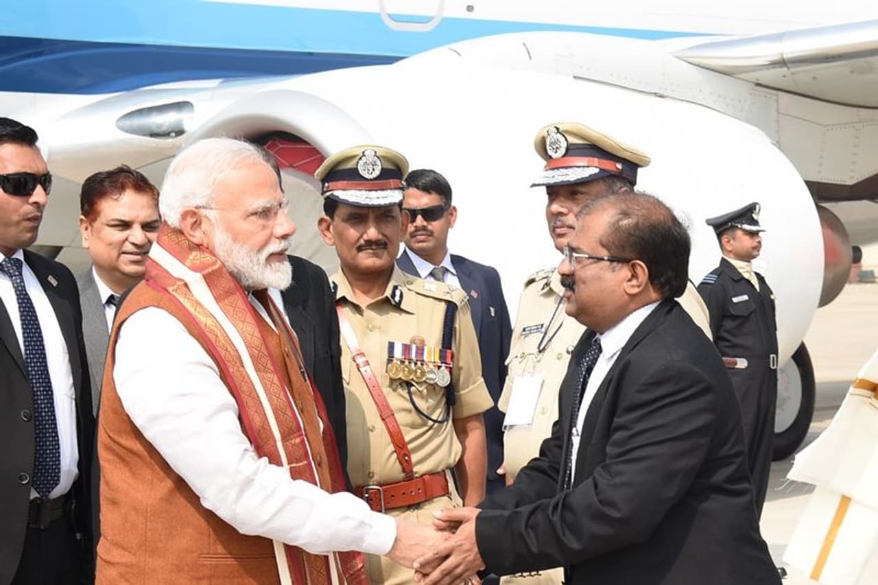 గన్నవరం విమానాశ్రయంలో మోడీకి ఘనస్వాగతం (ఫోటోలు) గన్నవరం విమానాశ్రయంలో మోడీకి ఘనస్వాగతం (ఫోటోలు)