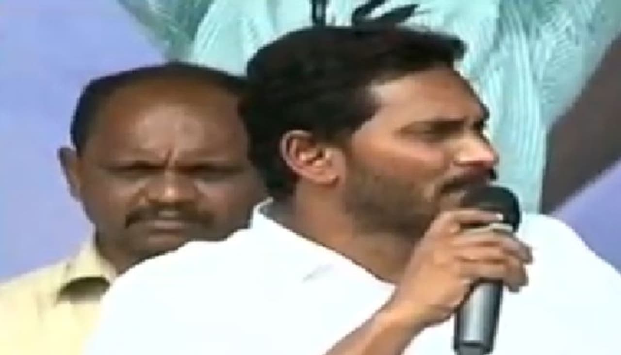 వలసలను ప్రోత్సహించే విషయంలో వైఎస్సార్ కాంగ్రెసు పార్టీ అధ్యక్షుడు వైఎస్ జగన్మోహన్ రెడ్డి పక్కా వ్యూహంతో అడుగులు ముందుకు వేస్తున్నట్లు కనిపిస్తున్నారు. సామాజిక వర్గాలవారీగా ఓటు బ్యాంకులను కొల్లగొట్టే వ్యూహాన్ని రచించి అమలు చేస్తున్నట్లు అర్థమవుతోంది. వలసలను ప్రోత్సహించే విషయంలో వైఎస్సార్ కాంగ్రెసు పార్టీ అధ్యక్షుడు వైఎస్ జగన్మోహన్ రెడ్డి పక్కా వ్యూహంతో అడుగులు ముందుకు వేస్తున్నట్లు కనిపిస్తున్నారు. సామాజిక వర్గాలవారీగా ఓటు బ్యాంకులను కొల్లగొట్టే వ్యూహాన్ని రచించి అమలు చేస్తున్నట్లు అర్థమవుతోంది.