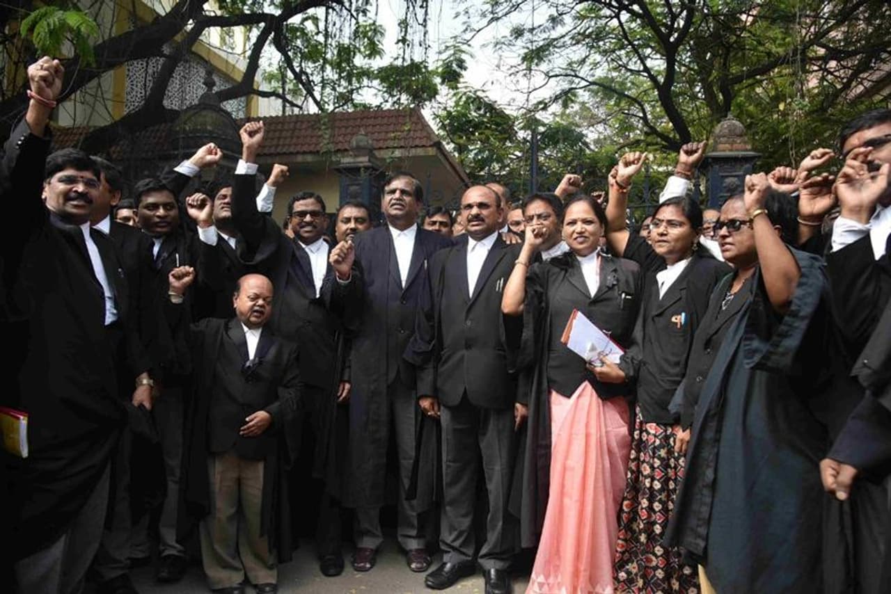 తెలంగాణ లాయర్ల ఆందోళన తెలంగాణ లాయర్ల ఆందోళన