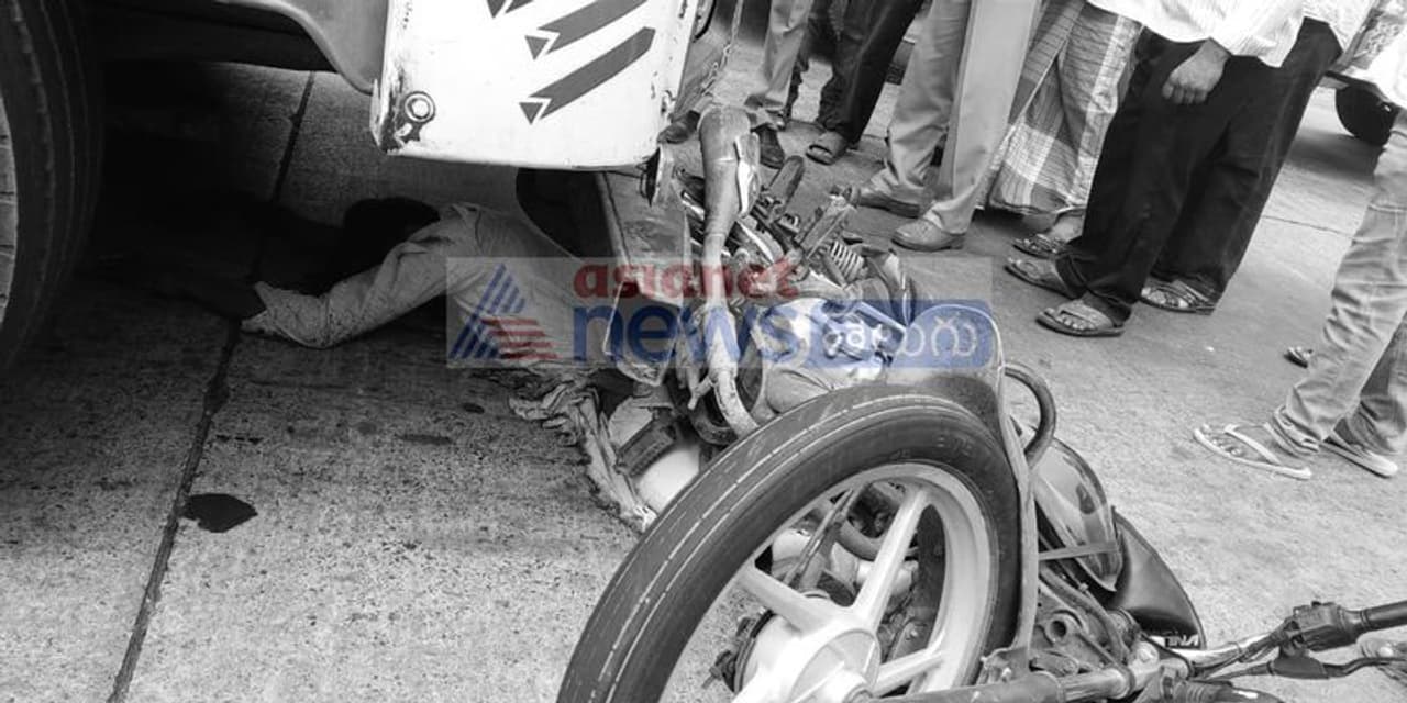 విశాఖ జిల్లాలోని రాయవరం మండలంలోని దర్మవరం గ్రామ సమీపంలో మంగళవారం మధ్యాహ్నం ఘోర రోడ్డు ప్రమాదంలో కార్తిక్, సాయి, నవీన్ అక్కడికక్కడే మృతి చెందారు. విశాఖ జిల్లాలోని రాయవరం మండలంలోని దర్మవరం గ్రామ సమీపంలో మంగళవారం మధ్యాహ్నం ఘోర రోడ్డు ప్రమాదంలో కార్తిక్, సాయి, నవీన్ అక్కడికక్కడే మృతి చెందారు.