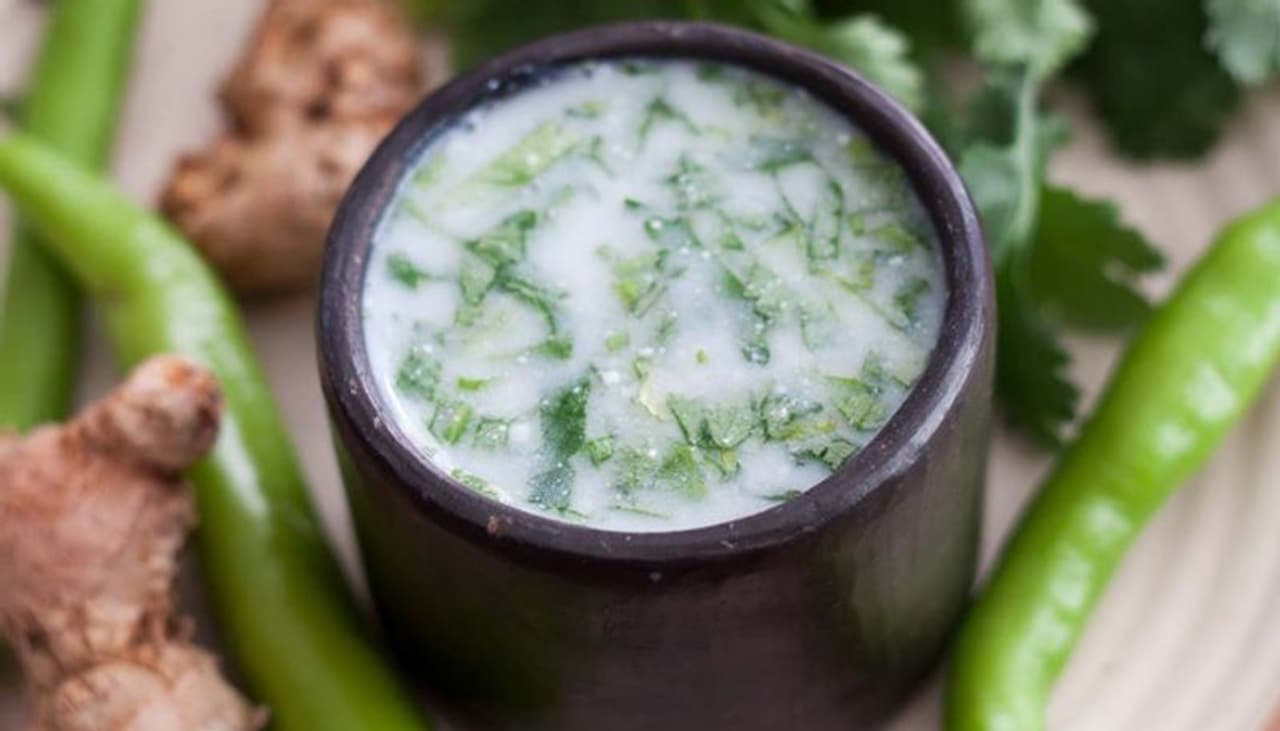 <p>ಬೇಸಿಗೆ ಸಮೀಪಿಸುತ್ತಿದ್ದಂತೆ, ನಾವೆಲ್ಲರೂ ವಿವಿಧ ತಂಪು ಪಾನೀಯಗಳ ಮೊರೆ ಹೋಗುವುದು ಸಾಮಾನ್ಯ. ಅವುಗಳಲ್ಲಿ ಮಜ್ಜಿಗೆ ಮತ್ತು ಲಸ್ಸಿ ಸಖತ್‌ ಫೇಮಸ್‌.</p>