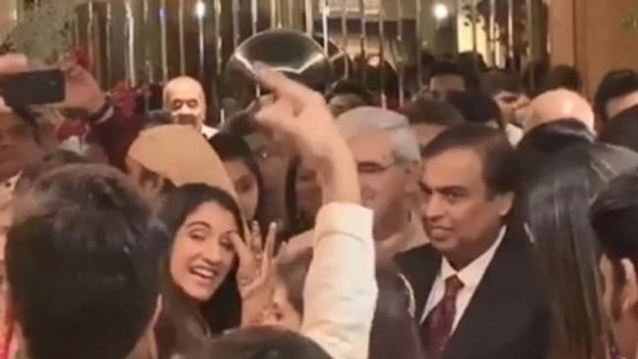 ముఖేశ్ అంబానీ గారాల పట్టి ఈశా అంబానీ ఇప్పటికే శ్రీమతిగా మారారు. ఆయన పెద్ద కొడుకు ఆకాశ్ అంబానీ వచ్చేనెలలో పెళ్లి పీటలెక్కనున్నారు. అందుకనుగుణంగా అంబానీల ఇంట మరోసారి పెళ్లి బాజా మోగనుంది. మొన్నటివరకూ కుమార్తె ఇశా అంబానీ వివాహ వేడుకలతో బిజీబిజీగా గడిపిన ముఖేష్ అంబానీ కుటుంబం మరో పెళ్లి వేడుకకు సిద్ధమవుతోంది. నీతా అంబానీ ముఖేష్ అంబానీల పెద్ద కుమారుడు ఆకాశ్ అంబానీ పెళ్లి పనులు ప్రారంభమైన సంగతి తెలిసిందే. ముఖేశ్ అంబానీ గారాల పట్టి ఈశా అంబానీ ఇప్పటికే శ్రీమతిగా మారారు. ఆయన పెద్ద కొడుకు ఆకాశ్ అంబానీ వచ్చేనెలలో పెళ్లి పీటలెక్కనున్నారు. అందుకనుగుణంగా అంబానీల ఇంట మరోసారి పెళ్లి బాజా మోగనుంది. మొన్నటివరకూ కుమార్తె ఇశా అంబానీ వివాహ వేడుకలతో బిజీబిజీగా గడిపిన ముఖేష్ అంబానీ కుటుంబం మరో పెళ్లి వేడుకకు సిద్ధమవుతోంది. నీతా అంబానీ ముఖేష్ అంబానీల పెద్ద కుమారుడు ఆకాశ్ అంబానీ పెళ్లి పనులు ప్రారంభమైన సంగతి తెలిసిందే.