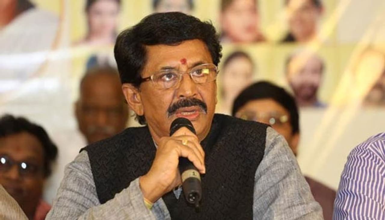 <p>రాజకీయాల్లో చేరి అతి పెద్ద తప్పు చేశానని మాజీ ఎంపీ, సినీ నటుడు మురళీమోహన్ ప్రకటించారు. ఇష్టం లేకున్నా తాను రాజకీయాల్లోకి రావాల్సి వచ్చిందని ఆయన చెప్పారు. రాజకీయాల్లో చేరిన పదేళ్ల సమయంలో చాలా కోల్పోయినట్టుగా ఆయన తెలిపారు. </p> <p>రాజకీయాల్లో చేరి అతి పెద్ద తప్పు చేశానని మాజీ ఎంపీ, సినీ నటుడు మురళీమోహన్ ప్రకటించారు. ఇష్టం లేకున్నా తాను రాజకీయాల్లోకి రావాల్సి వచ్చిందని ఆయన చెప్పారు. రాజకీయాల్లో చేరిన పదేళ్ల సమయంలో చాలా కోల్పోయినట్టుగా ఆయన తెలిపారు. </p>