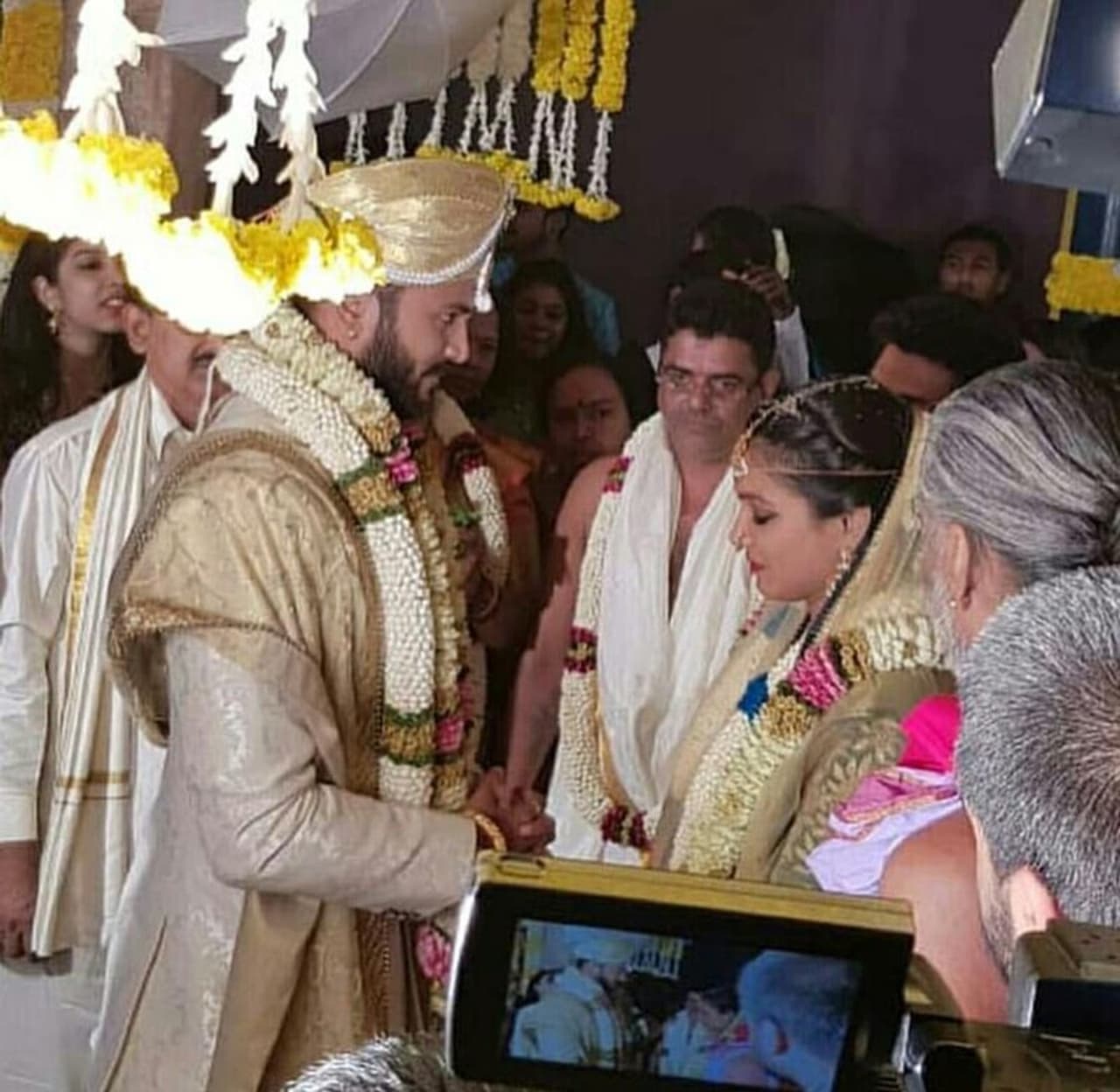 'ಅಗ್ನಿಸಾಕ್ಷಿ' ಖ್ಯಾತಿಯ ವಿಜಯ್ ಸೂರ್ಯ ಸಂಬಂಧಿ ಚೈತ್ರಾರೊಂದಿಗೆ ಸಪ್ತಪದಿ ತುಳಿದಿದ್ದಾರೆ.