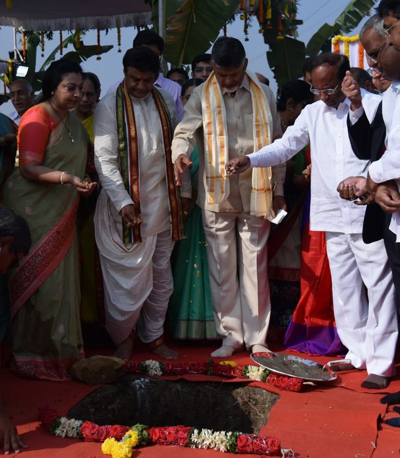 బసవతారకం క్యాన్సర్ హాస్పిటల్ శంకుస్థాపనలో బాలయ్య, చంద్రబాబు దంపతులు బసవతారకం క్యాన్సర్ హాస్పిటల్ శంకుస్థాపనలో బాలయ్య, చంద్రబాబు దంపతులు