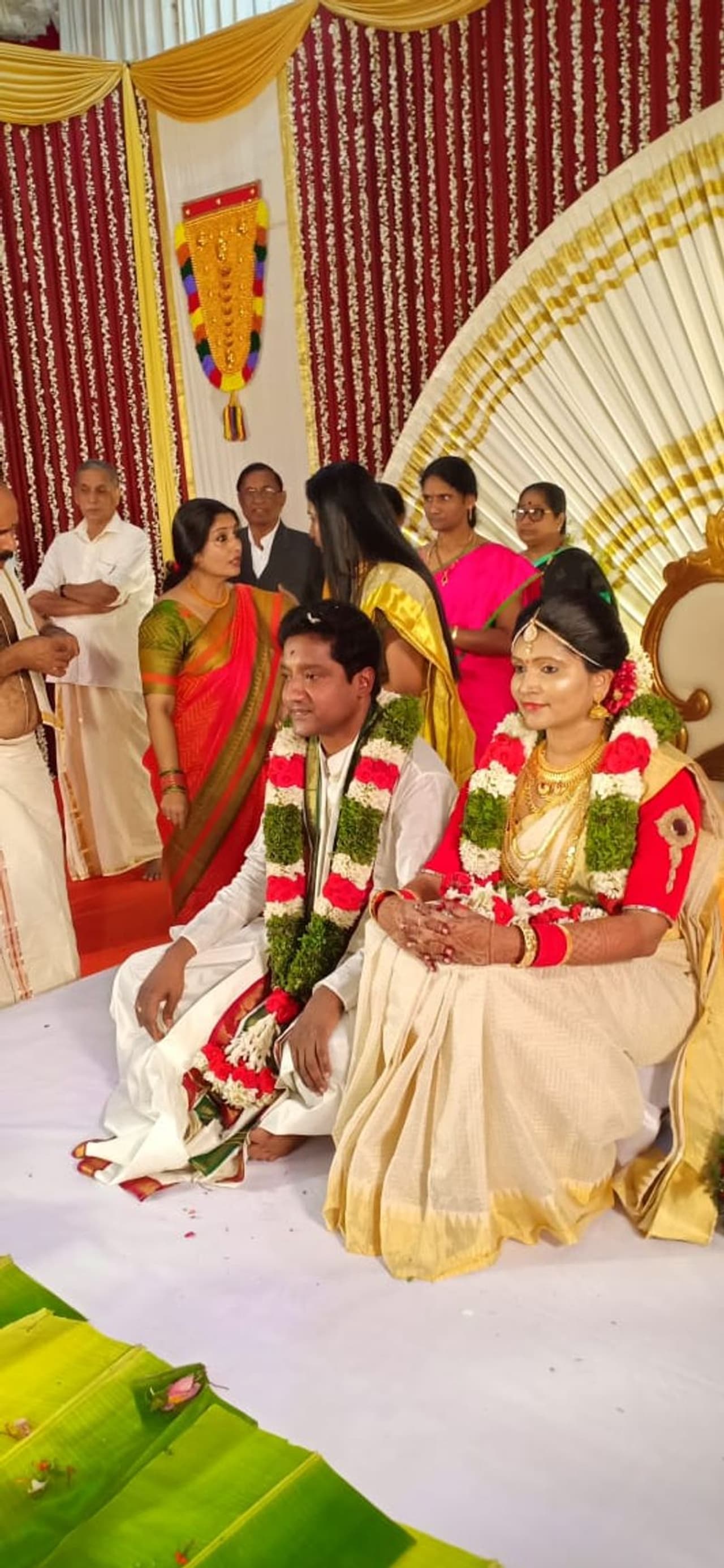 ದಾವಣಗೆರೆ ಜಿಲ್ಲಾಧಿಕಾರಿ ಡಾ.ಬಗಾದಿ ಗೌತಮ್ ಹಾಗೂ ಜಿಪಂ ಸಿಇಒ ಎಸ್.ಅಶ್ವತಿ ಸಪ್ತಪದಿ ತುಳಿದಿದ್ದಾರೆ. ದಾವಣಗೆರೆ ಜಿಲ್ಲಾಧಿಕಾರಿ ಡಾ.ಬಗಾದಿ ಗೌತಮ್ ಹಾಗೂ ಜಿಪಂ ಸಿಇಒ ಎಸ್.ಅಶ್ವತಿ ಸಪ್ತಪದಿ ತುಳಿದಿದ್ದಾರೆ.