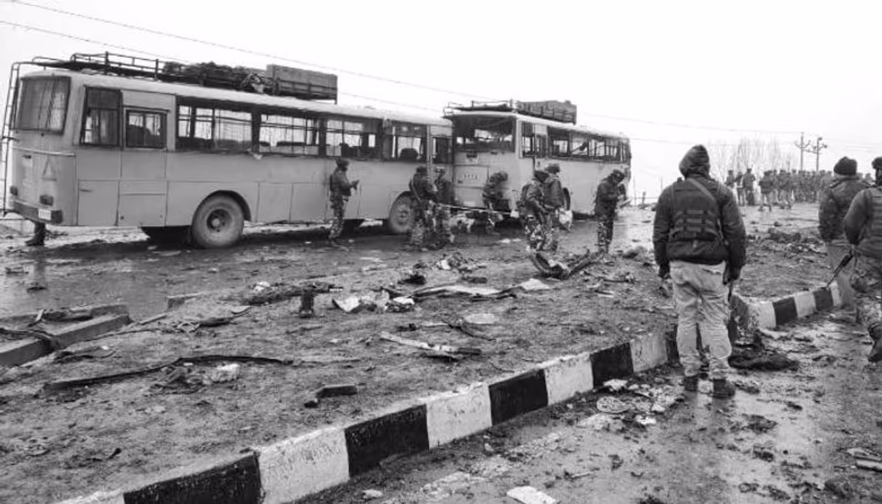 జమ్ముకశ్మీర్ రాష్ట్రం పుల్వామా జిల్లాలో సీఆర్పీఎఫ్ జవాన్ల కాన్వాయ్పై జరిగిన ఉగ్రవాద దాడిని భారత కార్పొరేట్ రంగం ముక్త కంఠంతో ఖండించింది. ఉగ్రవాదుల్ని ఎగదోస్తున్న పాకిస్థాన్కు మన తడాఖా ఏంటో చూపాలని ప్రముఖ పారిశ్రామికవేత్తలు ప్రభుత్వాన్ని కోరారు. ఈ దుశ్చర్యకు పాల్పడిన వారిపై కఠినచర్యలు తీసుకోవాలని ముక్త కంఠంతో కోరారు. ఉగ్ర దాడిపై పలువురు వ్యాపార, పారిశ్రామిక దిగ్గజాల స్పందన ఇలా.. జమ్ముకశ్మీర్ రాష్ట్రం పుల్వామా జిల్లాలో సీఆర్పీఎఫ్ జవాన్ల కాన్వాయ్పై జరిగిన ఉగ్రవాద దాడిని భారత కార్పొరేట్ రంగం ముక్త కంఠంతో ఖండించింది. ఉగ్రవాదుల్ని ఎగదోస్తున్న పాకిస్థాన్కు మన తడాఖా ఏంటో చూపాలని ప్రముఖ పారిశ్రామికవేత్తలు ప్రభుత్వాన్ని కోరారు. ఈ దుశ్చర్యకు పాల్పడిన వారిపై కఠినచర్యలు తీసుకోవాలని ముక్త కంఠంతో కోరారు. ఉగ్ర దాడిపై పలువురు వ్యాపార, పారిశ్రామిక దిగ్గజాల స్పందన ఇలా..