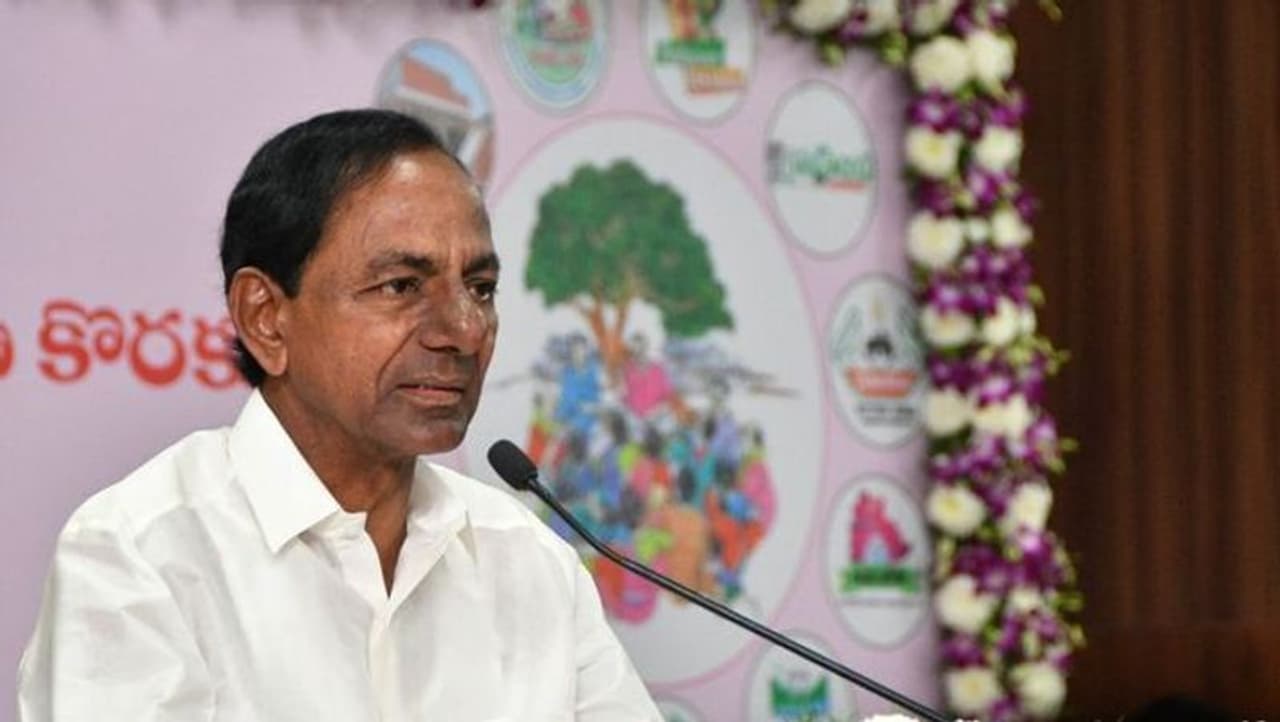 ఏ పనిని ప్రారంభించాలని కేసీఆర్ నిర్ణయం తీసుకొన్నా ముహుర్తం చూస్తారు. ఇవాళ్టితో మంచి రోజులు లేవు. దసరా తర్వాతే కేసీఆర్ మంత్రివర్గాన్ని విస్తరించే అవకాశం ఉంది. పార్లమెంట్ ఎన్నికల ఫలితాల తర్వాత కేసీఆర్ మంత్రివర్గాన్ని విస్తరిస్తారని ప్రచారం ఉండేది. ఏ పనిని ప్రారంభించాలని కేసీఆర్ నిర్ణయం తీసుకొన్నా ముహుర్తం చూస్తారు. ఇవాళ్టితో మంచి రోజులు లేవు. దసరా తర్వాతే కేసీఆర్ మంత్రివర్గాన్ని విస్తరించే అవకాశం ఉంది. పార్లమెంట్ ఎన్నికల ఫలితాల తర్వాత కేసీఆర్ మంత్రివర్గాన్ని విస్తరిస్తారని ప్రచారం ఉండేది.