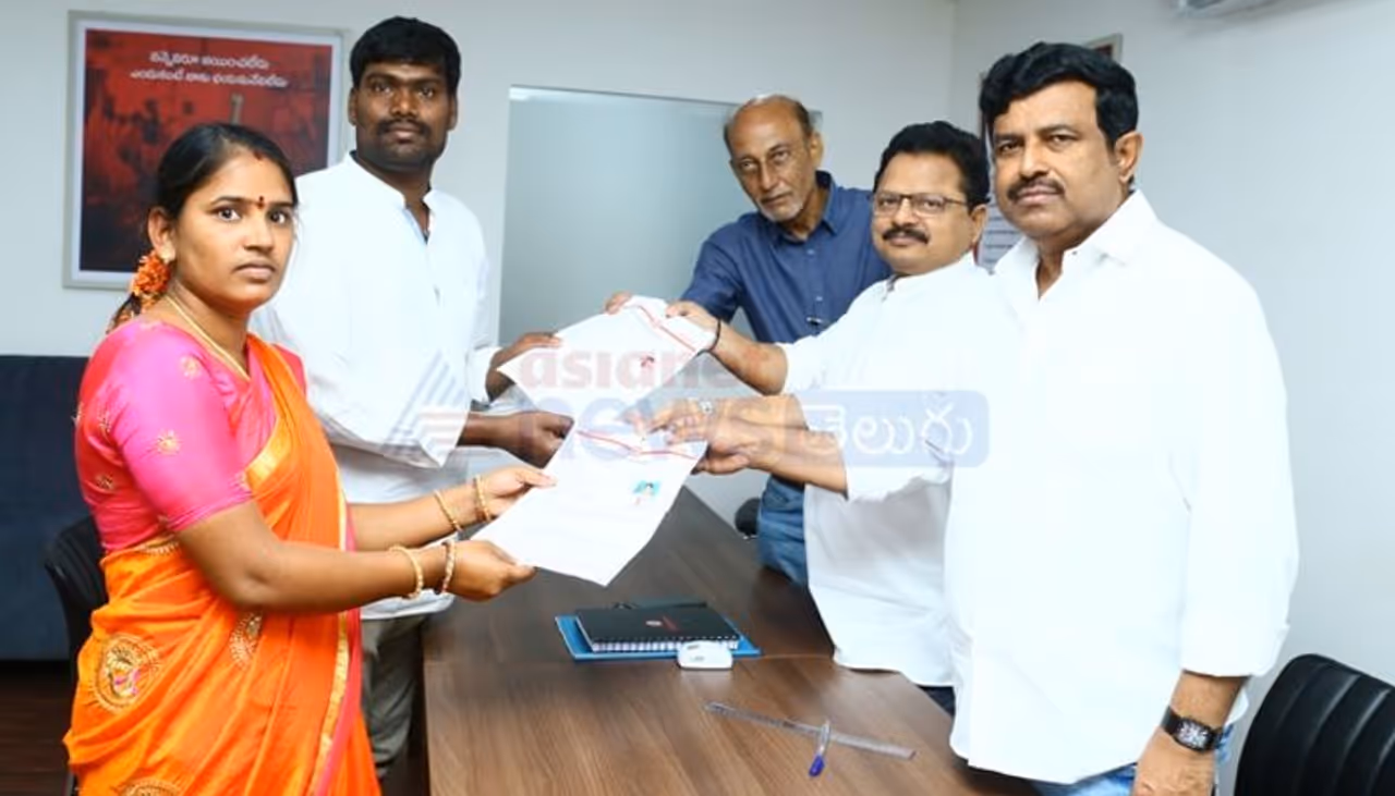 జనసేన పార్టీ పక్షాన సార్వత్రిక ఎన్నికల్లో అభ్యర్ధిత్వం కోరుతూ వందలాది మంది ఆశావహులు స్క్రీనింగ్ కమిటీ ముందు హాజరై బయోడేటాలను సమర్పిస్తున్నారు. ఆదివారం ఒక్క రోజే 210 మంది ఆశావహులు స్క్రీనింగ్ కమిటీ ముందు హాజరయ్యారు. జనసేన పార్టీ పక్షాన సార్వత్రిక ఎన్నికల్లో అభ్యర్ధిత్వం కోరుతూ వందలాది మంది ఆశావహులు స్క్రీనింగ్ కమిటీ ముందు హాజరై బయోడేటాలను సమర్పిస్తున్నారు. ఆదివారం ఒక్క రోజే 210 మంది ఆశావహులు స్క్రీనింగ్ కమిటీ ముందు హాజరయ్యారు.