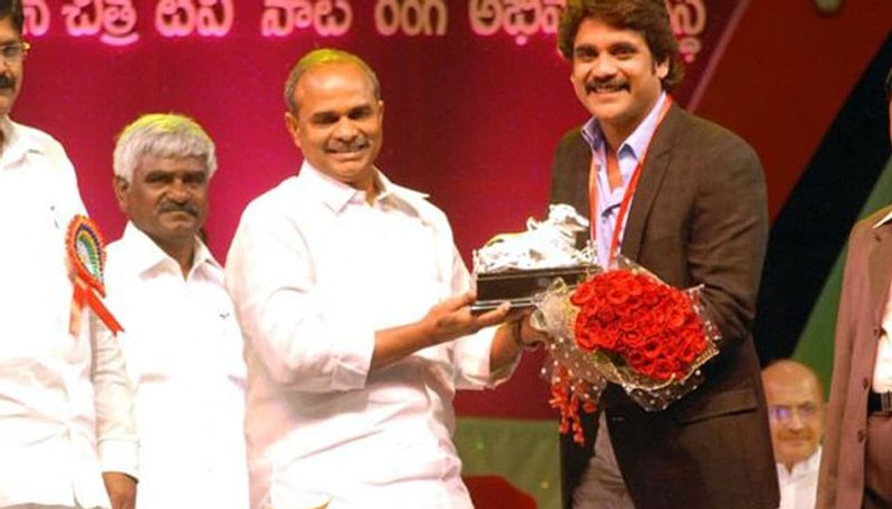 ఉమ్మడి ఏపీ రాష్ట్రంలో 2004 ఎన్నికలకు ముందు సీఎల్పీ లీడర్‌గా ఉన్న వైఎస్ రాజశేఖర్ రెడ్డి పాదయాత్ర నిర్వహించారు. అప్పటికే సుమారు 9 ఏళ్లకు పైగా చంద్రబాబునాయుడు అధికారంలో ఉన్నారు.విద్యుత్ చార్జీల పెంపు, వరుస కరవు పరిస్థితుల నేపథ్యంలో ప్రజలు తీవ్ర ఇబ్బందులు పడ్డారు. ఈ సమయంలో వైఎస్ఆర్ నిర్వహించిన పాదయాత్ర ఆ పార్టీకి కలిసొచ్చింది.