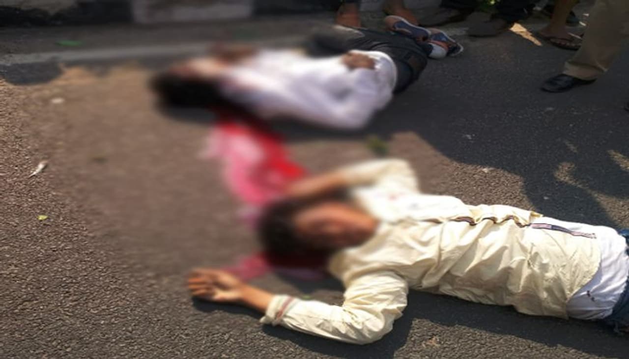 ఇప్పటివరకు హైదరాబాద్ శివార్లకు పరిమితమైన రేసింగ్ కల్చర్ ఇప్పుడు సీటీ నడిబొడ్డుకు పాకింది. నిత్యం రద్దీగా వుండే రోడ్లపై, రాత్రి సమయాల్లో వీధుల్లో ఇలా ఎక్కడపడితే అక్కడ హైదరాబాద్ యువత రేసింగ్ లకు పాల్పడుతున్నారు. అధిక వేగంతో బైక్లపై రయ్ రయ్ మంటూ చక్కర్లు కొడుతూ తమ ప్రాణాలనే కాదు ఎదుటి వారి ప్రాణాలను కూడా బలితీసుకుంటున్నారు. తాజాగా అలాంటి ప్రమాదమే హైదరాబాద్ నడిబొడ్డున చోటుచేసుకుంది. నిత్యం రద్దీగా వుండే నెక్లెస్ రోడ్డుపై బైక్తో స్టంట్స్ చేస్తూ ఓ యువకుడు ప్రమాదానికి గురయ్యాడు. ఇద్దరు యువకులు ఓ బైక్ పై వేగంగా వెళుతూ డివైడర్ ను ఢీ కొట్టడంతో ప్రమాదం జరిగింది. ఈ ప్రమాదంలో ఇద్దరు డ్రైవింగ్ చేస్తున్న యువకుడు మృతిచెందగా మరో యువకుడు కొన ఊపిరితో ఆస్పత్రిలో చికిత్స పొందుతున్నాడు. ఇప్పటివరకు హైదరాబాద్ శివార్లకు పరిమితమైన రేసింగ్ కల్చర్ ఇప్పుడు సీటీ నడిబొడ్డుకు పాకింది. నిత్యం రద్దీగా వుండే రోడ్లపై, రాత్రి సమయాల్లో వీధుల్లో ఇలా ఎక్కడపడితే అక్కడ హైదరాబాద్ యువత రేసింగ్ లకు పాల్పడుతున్నారు. అధిక వేగంతో బైక్లపై రయ్ రయ్ మంటూ చక్కర్లు కొడుతూ తమ ప్రాణాలనే కాదు ఎదుటి వారి ప్రాణాలను కూడా బలితీసుకుంటున్నారు. తాజాగా అలాంటి ప్రమాదమే హైదరాబాద్ నడిబొడ్డున చోటుచేసుకుంది. నిత్యం రద్దీగా వుండే నెక్లెస్ రోడ్డుపై బైక్తో స్టంట్స్ చేస్తూ ఓ యువకుడు ప్రమాదానికి గురయ్యాడు. ఇద్దరు యువకులు ఓ బైక్ పై వేగంగా వెళుతూ డివైడర్ ను ఢీ కొట్టడంతో ప్రమాదం జరిగింది. ఈ ప్రమాదంలో ఇద్దరు డ్రైవింగ్ చేస్తున్న యువకుడు మృతిచెందగా మరో యువకుడు కొన ఊపిరితో ఆస్పత్రిలో చికిత్స పొందుతున్నాడు.