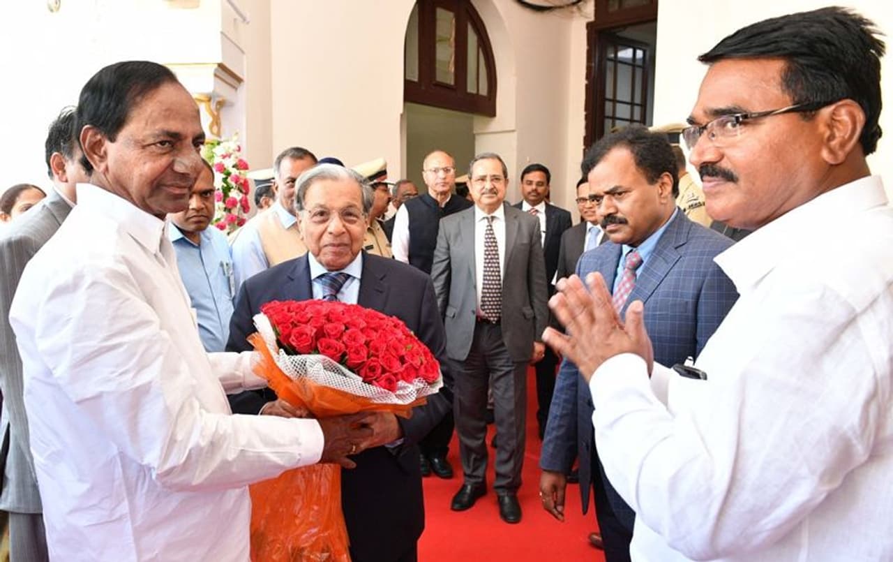 15వ ఆర్థిక సంఘం చైర్మన్ తో కేసీఆర్ భేటీ (ఫొటోలు) 15వ ఆర్థిక సంఘం చైర్మన్ తో కేసీఆర్ భేటీ (ఫొటోలు)