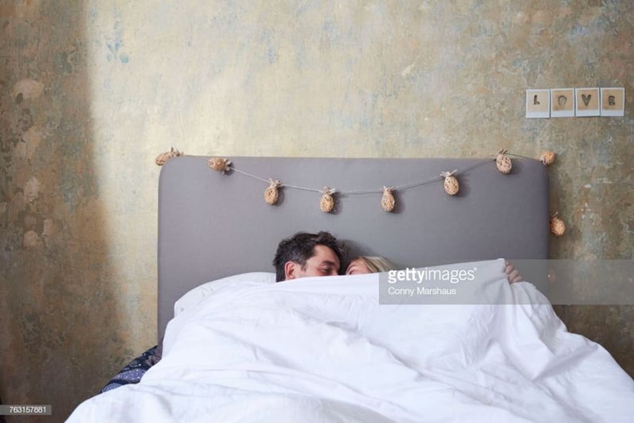 మంచి వయసులో ఉన్నవారికి సెక్స్ పట్ల ఆసక్తి, శృంగారంలో పాల్గొనాలనే కోరికలు ఉంటాయి అని మనమంతా అనుకుంటాం. కాస్త వయసు పైబడిన వారిని చూస్తే... జీవితంలో అన్ని చూసేసి ఉంటారు అని భావిస్తాం. కాస్త వయసు మళ్లీ ఇద్దరు దంపతులు కాస్త చనువుగా ఉంటే... ఈ వయసులో ఇదే పాడు బుద్ధి అని నోళ్లు నొక్కుకునేవాళ్లు కూడా ఉంటారు.