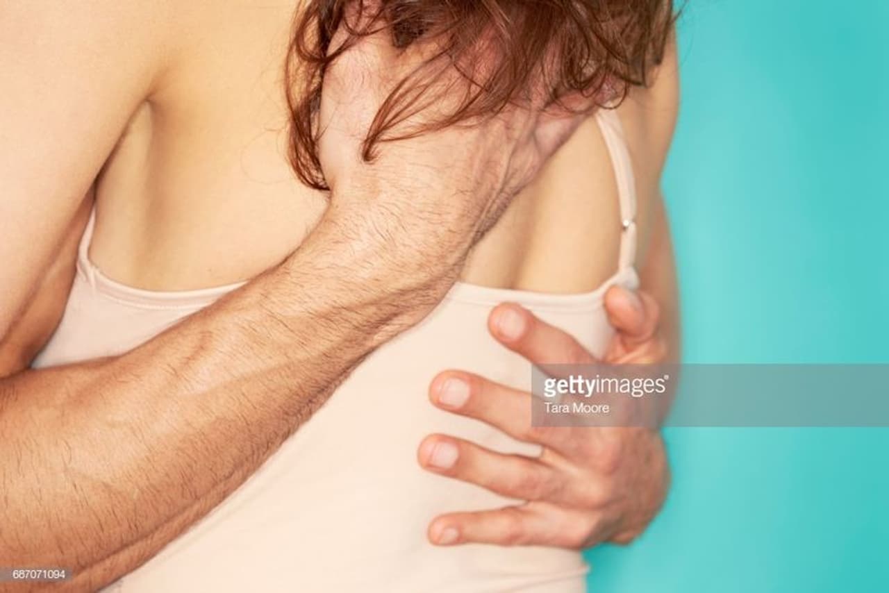 పెళ్లైన దంపతులందరూ తమ జీవితంలోకి మరో చిన్నారిని ఆహ్వానించాలని కోరుకుంటారు. చిన్నారులు ఉండే ఇళ్లు.. ఎంతో ఆనందంగా ఉంటుంది. పాపాయి బోసి నవ్వులు.. కేరింతలు కోరుకోని వారు ఉండరు. అయితే... దంపతులు చేసే కొన్ని చిన్ని చిన్న పొరపాట్ల కారణంగా గర్భం రావడం ఆలస్యం అవుతుందంటున్నారు నిపుణులు. పెళ్లైన దంపతులందరూ తమ జీవితంలోకి మరో చిన్నారిని ఆహ్వానించాలని కోరుకుంటారు. చిన్నారులు ఉండే ఇళ్లు.. ఎంతో ఆనందంగా ఉంటుంది. పాపాయి బోసి నవ్వులు.. కేరింతలు కోరుకోని వారు ఉండరు. అయితే... దంపతులు చేసే కొన్ని చిన్ని చిన్న పొరపాట్ల కారణంగా గర్భం రావడం ఆలస్యం అవుతుందంటున్నారు నిపుణులు.