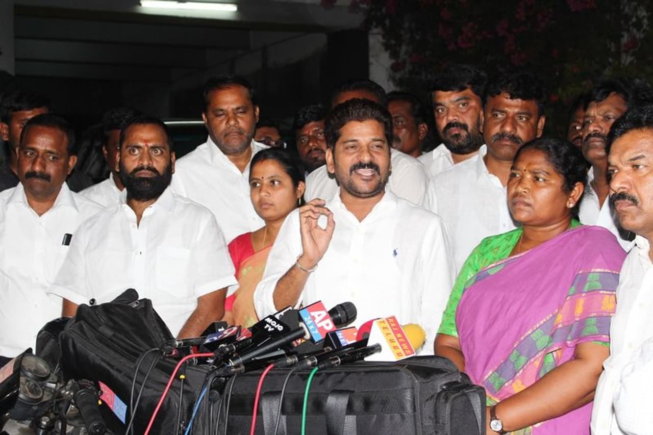 ఈడీ విచారణకు హాజరైన రేవంత్ రెడ్డి ఈడీ విచారణకు హాజరైన రేవంత్ రెడ్డి