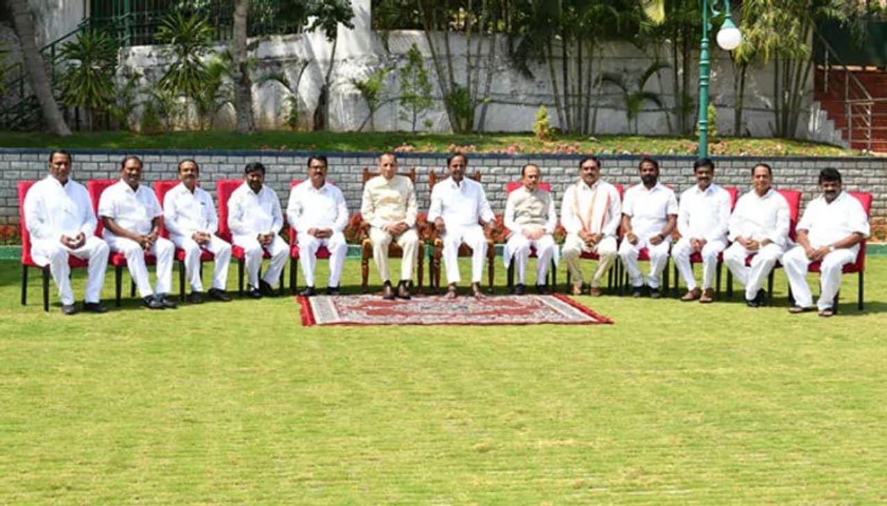 తెలంగాణ మంత్రివర్గాన్ని ముఖ్యమంత్రి కేసీఆర్ మంగళవారం విస్తరించిన విషయం తెలిసిందే. కేసీఆర్ నాయకత్వంలో ప్రభుత్వంలో పనిచేసేందుకు ఈ విస్తరణ ద్వారా మరికొందరికి అవకాశం వచ్చింది. ఇలా మంత్రులుగా ప్రమాణస్వీకారం చేసిన నాయకులకు ప్రభుత్వ అధికారులు, ఎమ్మెల్యేలు, పార్టీ నాయకుల నుండి శుభాకాంక్షలు వెల్లువ మొదలయ్యింది. మంత్రులను మర్యాదపూర్వకంగా కలవడానికి వారి ఇంటి వద్దకు భారీ సంఖ్యలో పార్టీ నాయకులు, కార్యకర్తలు వస్తున్నారు. ఇలా నూతన మంత్రులు బిజీబిజీగా గడుపుతున్నారు. తెలంగాణ మంత్రివర్గాన్ని ముఖ్యమంత్రి కేసీఆర్ మంగళవారం విస్తరించిన విషయం తెలిసిందే. కేసీఆర్ నాయకత్వంలో ప్రభుత్వంలో పనిచేసేందుకు ఈ విస్తరణ ద్వారా మరికొందరికి అవకాశం వచ్చింది. ఇలా మంత్రులుగా ప్రమాణస్వీకారం చేసిన నాయకులకు ప్రభుత్వ అధికారులు, ఎమ్మెల్యేలు, పార్టీ నాయకుల నుండి శుభాకాంక్షలు వెల్లువ మొదలయ్యింది. మంత్రులను మర్యాదపూర్వకంగా కలవడానికి వారి ఇంటి వద్దకు భారీ సంఖ్యలో పార్టీ నాయకులు, కార్యకర్తలు వస్తున్నారు. ఇలా నూతన మంత్రులు బిజీబిజీగా గడుపుతున్నారు.