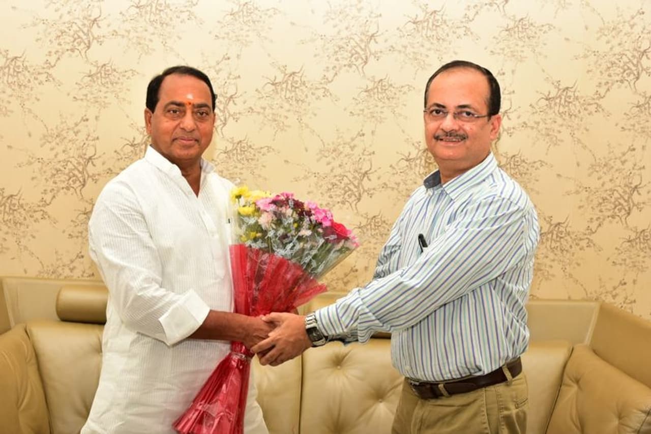 ఇంద్రకరణ్ రెడ్డిని అభినందిస్తున్న ప్రముఖులు(ఫోటోలు) ఇంద్రకరణ్ రెడ్డిని అభినందిస్తున్న ప్రముఖులు(ఫోటోలు)