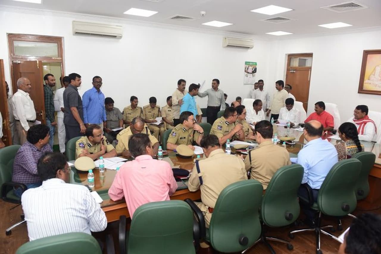 తెలంగా అసెంబ్లీ సమావేశాల ఏర్పాట్లపై స్పీకర్ సమీక్ష(ఫోటోలు) తెలంగా అసెంబ్లీ సమావేశాల ఏర్పాట్లపై స్పీకర్ సమీక్ష(ఫోటోలు)