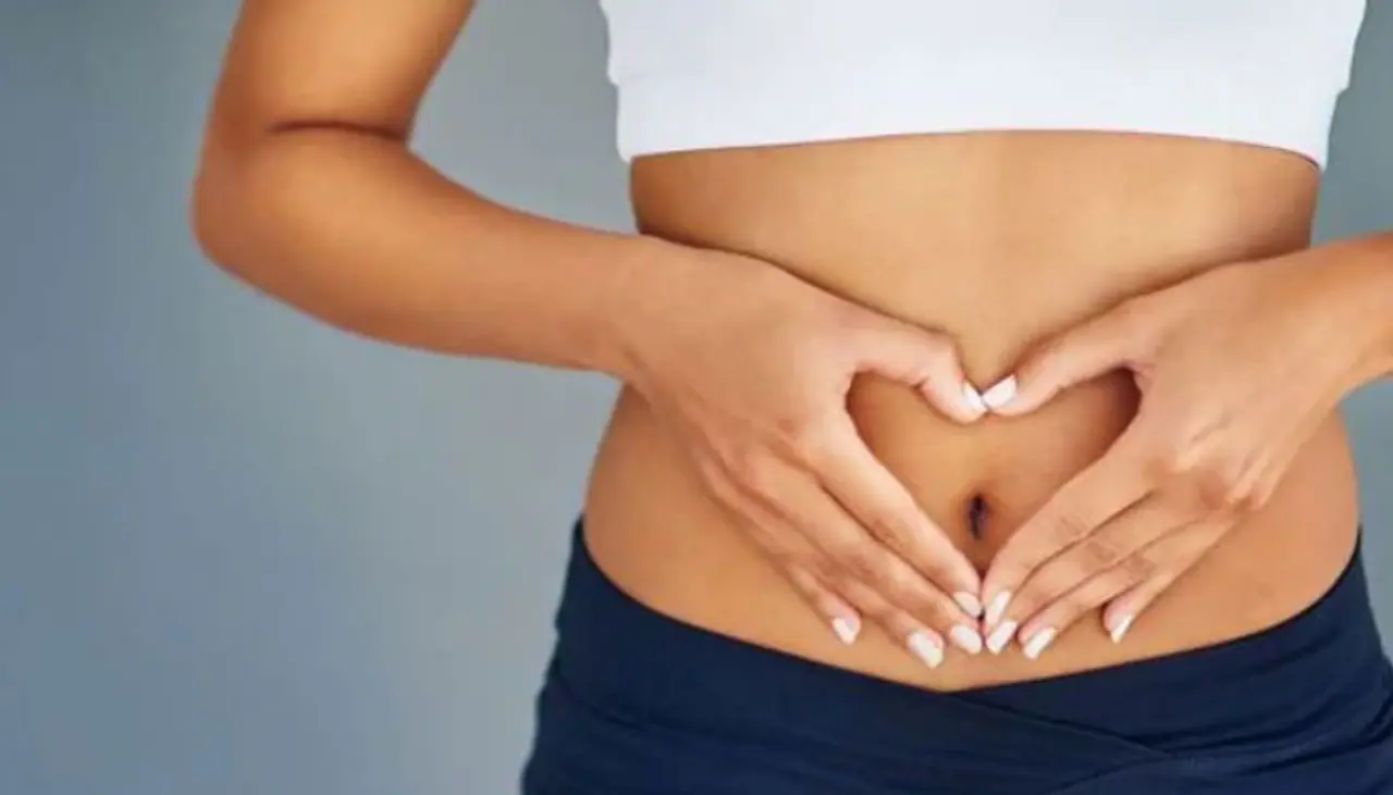 <p>ಕೆಲವೊಮ್ಮೆ ಬ್ಯಾಕ್ಟೀರಿಯಾಗಳು ನಾಭಿ ಪ್ರದೇಶದಲ್ಲಿ ಸೋಂಕನ್ನು ಹರಡುತ್ತವೆ. ಹೊಕ್ಕುಳು&nbsp;ಕೆಂಪಾಗುವುದು, ತುರಿಕೆ, ಬೆಲ್ಲಿ ಬಟನ್‌ನ‌ಲ್ಲಿ ನೋವು, ಬೆಲ್ಲಿ ಬಟನ್‌ನಿಂದ ಯಾವುದೇ ಬಣ್ಣದ ವಿಸರ್ಜನೆ ಮತ್ತು ಊತದಂತಹ ಶಿಲೀಂಧ್ರದ ಸೋಂಕಿನ ಅನೇಕ ಲಕ್ಷಣಗಳಿವೆ. ನಾಭಿಯ ಸೋಂಕು ತಪ್ಪಿಸಲು, ಬೆಲ್ಲಿ ಬಟನ್ ಅನ್ನು ಸ್ವಚ್ಛಗೊಳಿಸುತ್ತಿರಿ.ನಾಭಿಯನ್ನು ಸ್ವಚ್ಛವಾಗಿಟ್ಟುಕೊಳ್ಳುವುದರ ಮೂಲಕ ಸೋಂಕನ್ನು ಹೇಗೆ ತಪ್ಪಿಸುವುದು ಎಂಬುದನ್ನು ತಿಳಿದುಕೊಳ್ಳೋಣ.</p>