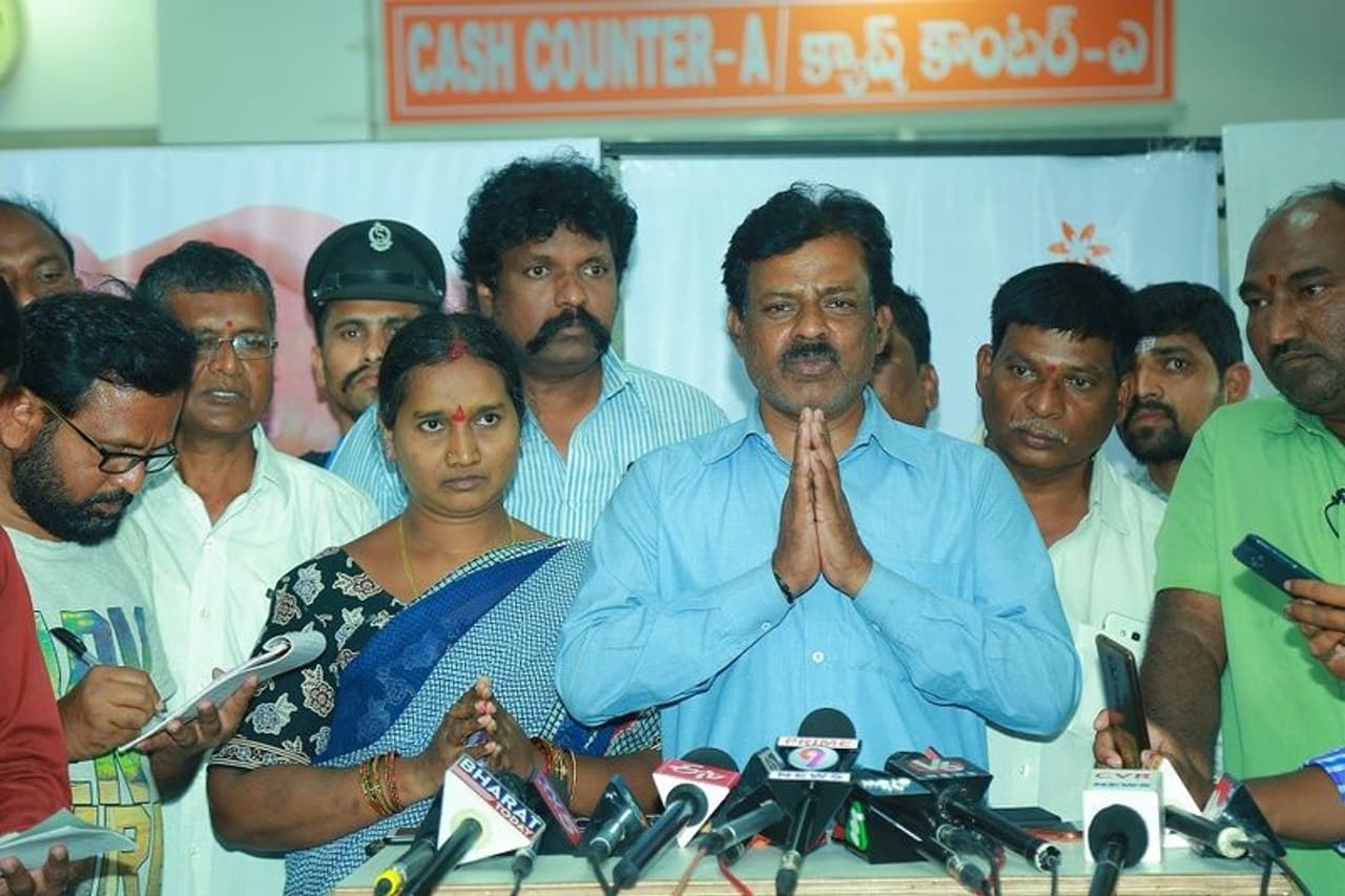 తమ కుమార్తె మధులికకు ఎదురైన పరిస్థితి మరే ఆడపిల్లకు రాకూడదని మధులిక తండ్రి అన్నారు. ఇటీవల 15రోజుల క్రితం ఇంటర్ విద్యార్థిని మధులికపై భరత్ అనే యువకుడు కత్తితో దాడి చేసిన సంగతి తెలిసిందే. కాగా.. అతడి దాడిలో గాయపడిన మధులిక మలక్పేట యశోద ఆస్పత్రిలో 15 రోజులపాటు ప్రాణాలతో పోరాడి చివరకు ప్రాణాపాయం నుంచి బయటపడింది. తమ కుమార్తె మధులికకు ఎదురైన పరిస్థితి మరే ఆడపిల్లకు రాకూడదని మధులిక తండ్రి అన్నారు. ఇటీవల 15రోజుల క్రితం ఇంటర్ విద్యార్థిని మధులికపై భరత్ అనే యువకుడు కత్తితో దాడి చేసిన సంగతి తెలిసిందే. కాగా.. అతడి దాడిలో గాయపడిన మధులిక మలక్పేట యశోద ఆస్పత్రిలో 15 రోజులపాటు ప్రాణాలతో పోరాడి చివరకు ప్రాణాపాయం నుంచి బయటపడింది.