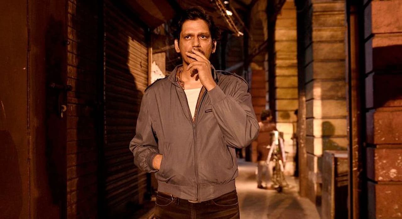 <p style="text align: justify;">Bollywood actor Vijay Varma recently announced his upcoming film Darlings by Red Chillies opposite Shah Rukh Khan, Alia Bhatt. After his dramatic performance in Gully Boy, he left a make on many people, but one person was left so impressed that they wanted him to be a part of Darlings and recommended his name.</p>