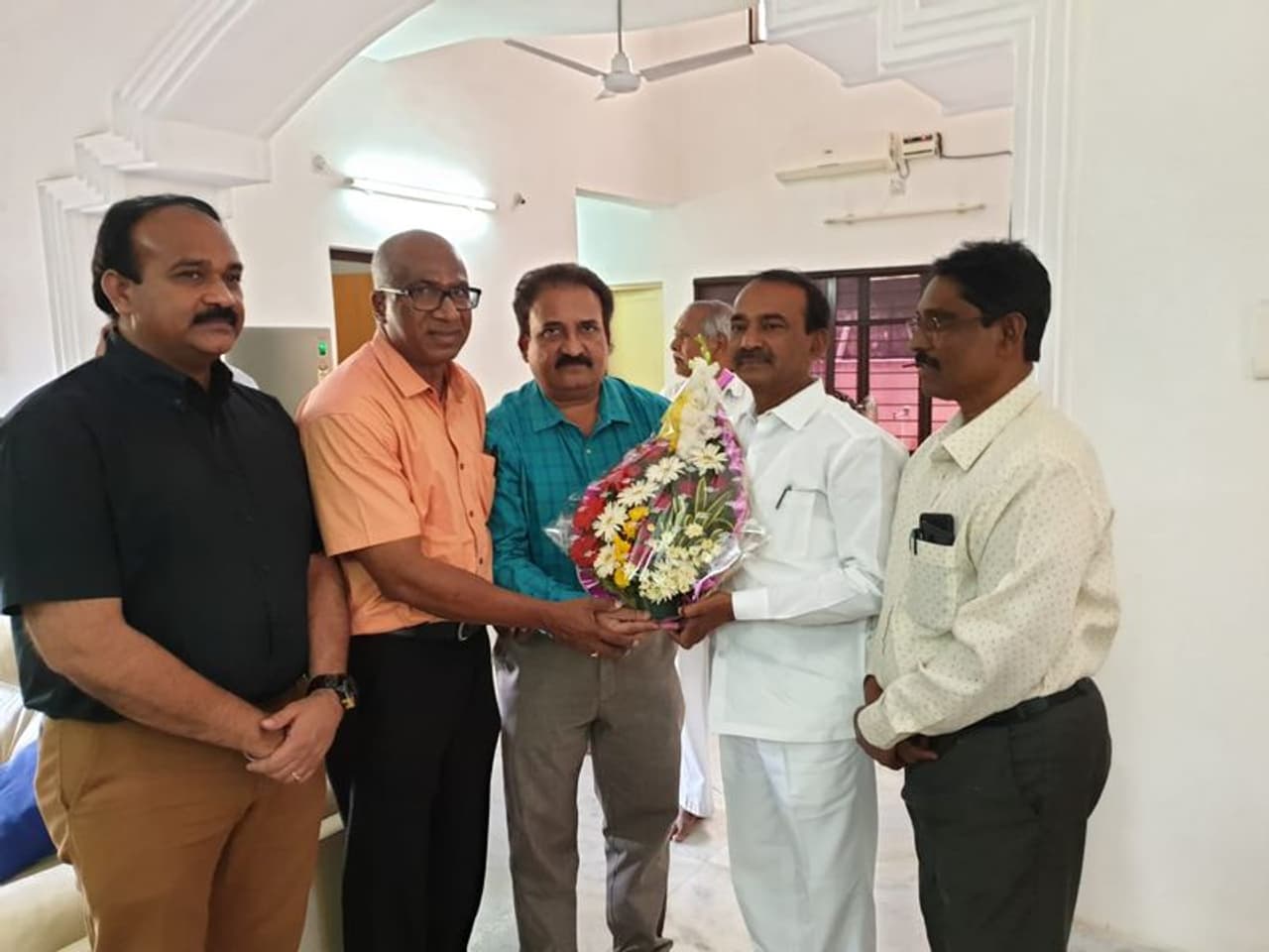 మంత్రి ఈటల రాజేందర్కు అభినందనల వెల్లువ (ఫోటోలు) మంత్రి ఈటల రాజేందర్కు అభినందనల వెల్లువ (ఫోటోలు)