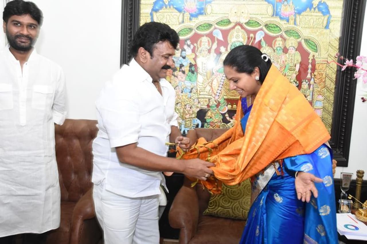 కవిత, కేటీఆర్లను కలిసిన మంత్రి తలసాని (ఫోటోలు) కవిత, కేటీఆర్లను కలిసిన మంత్రి తలసాని (ఫోటోలు)