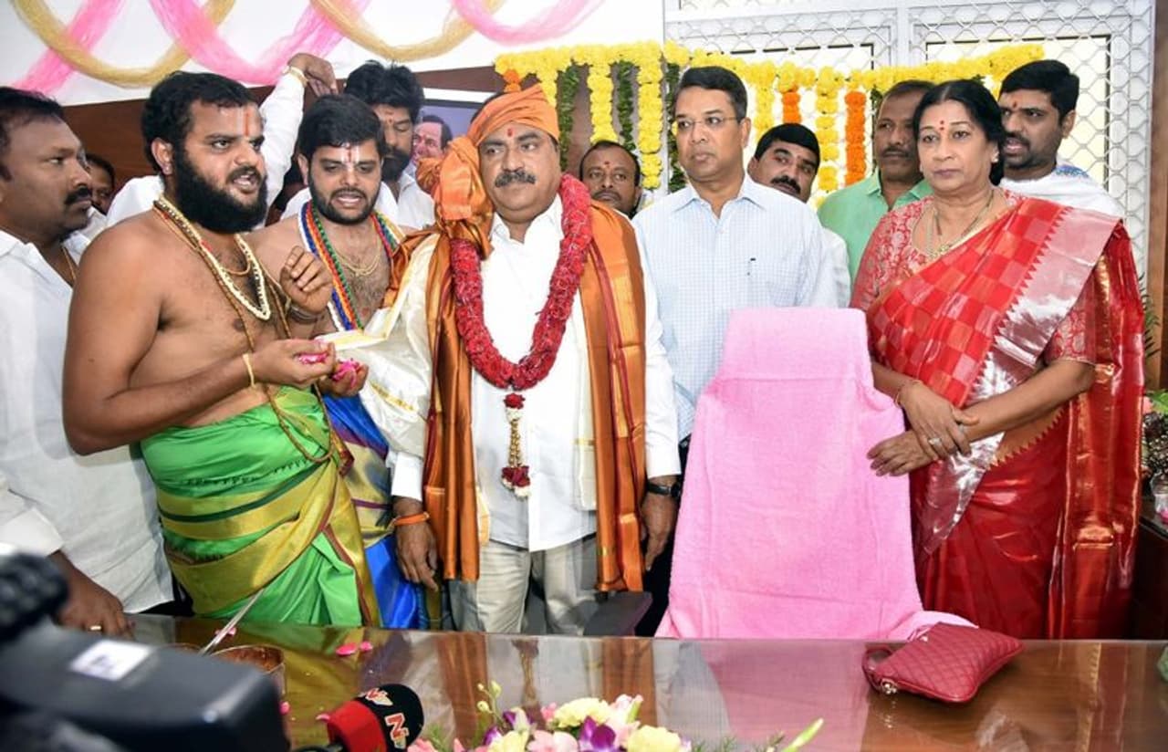 పంచాయితీరాజ్ శాఖ మంత్రిగా బాధ్యతలు స్వీకరించిన ఎర్రబెల్లి దయాకర్ రావు(ఫోటోలు) పంచాయితీరాజ్ శాఖ మంత్రిగా బాధ్యతలు స్వీకరించిన ఎర్రబెల్లి దయాకర్ రావు(ఫోటోలు)