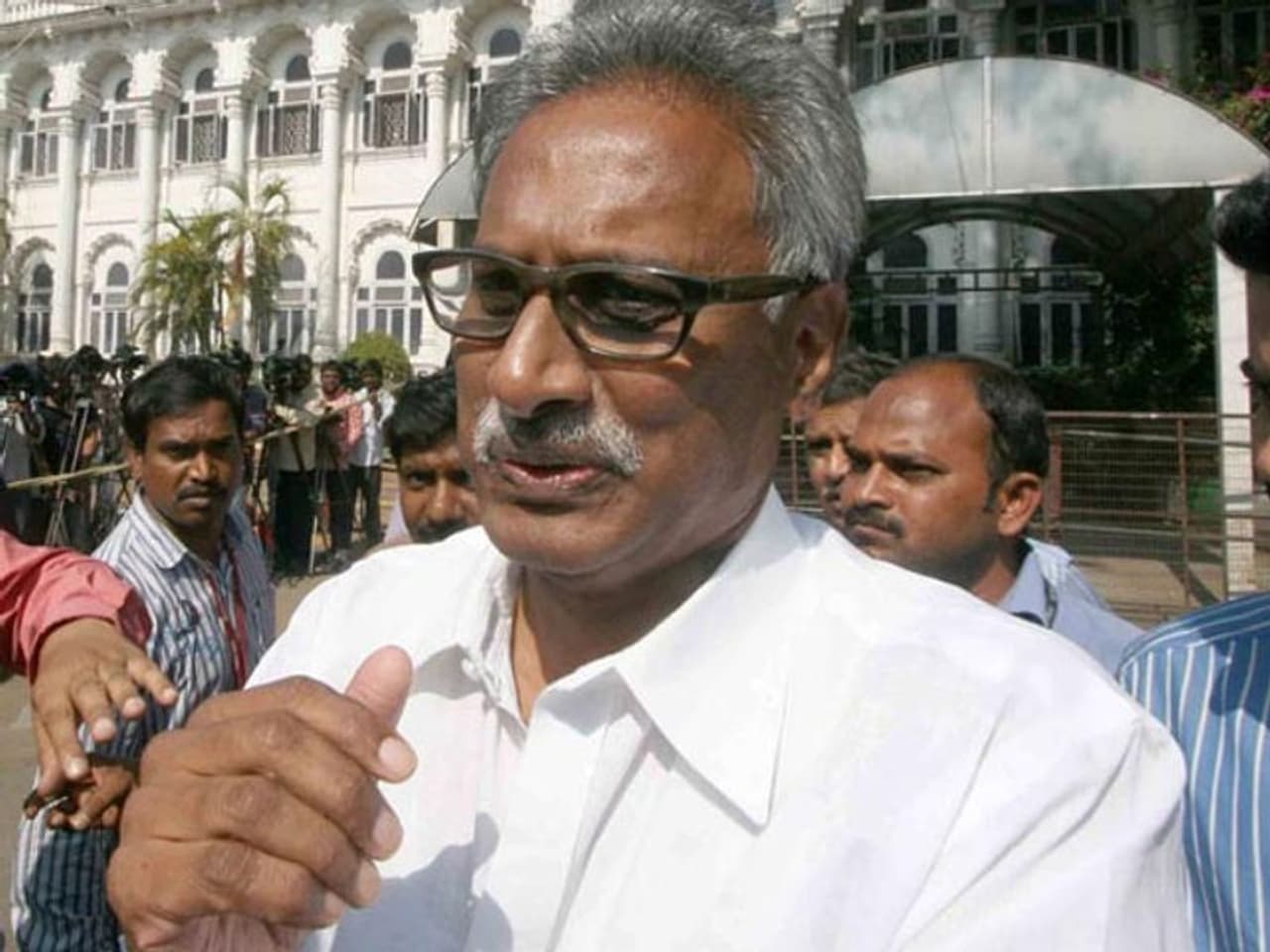 మాజీ కేంద్ర మంత్రి దగ్గుబాటి పురంధేశ్వరిని కూడ వైసీపీలో చేరేలా చూడాలని ఏపీ సీఎం వైఎస్ జగన్ మాజీ మంత్రి దగ్గుబాటి వెంకటేశ్వరరావుకు సూచించినట్టు సమాచారం. వైసీపీలో చేరే ముందే ఈ విషయమై జగన్ కు స్పష్టంగా తమ అభిప్రాయాలు తెలిపినప్పటికీ ఇప్పుడు జగన్ ఇప్పుడు ఒత్తిడి తేవడంతో దగ్గుబాటి వెంకటేశ్వరరావు మనోవేదనకు గురయ్యారని ఆయన సన్నిహితుల్లో ప్రచారం సాగుతోంది.