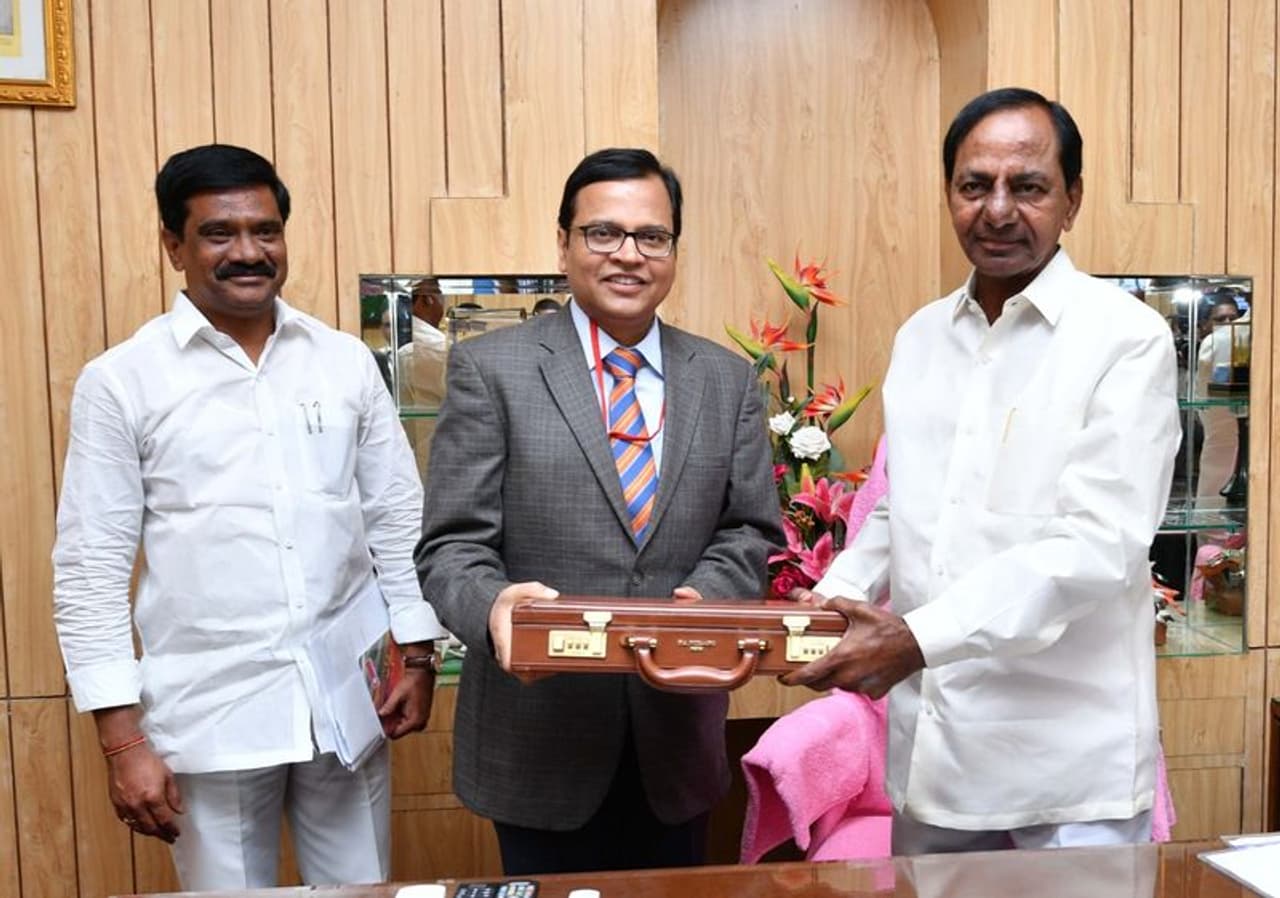 తొలిసారిగా బడ్జెట్ను ప్రవేశపెట్టిన కేసీఆర్(ఫోటోలు) తొలిసారిగా బడ్జెట్ను ప్రవేశపెట్టిన కేసీఆర్(ఫోటోలు)