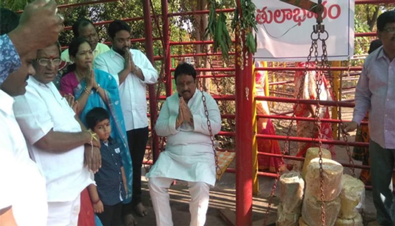 <p> హుజూరాబాద్ అసెంబ్లీ స్థానానికి జరిగే ఉప ఎన్నికల్లో విజయం కోసం బీజేపీ ఇప్పటి నుండే ప్లాన్ చేస్తోంది. హుజూరాబాద్ అసెంబ్లీ ఉప ఎన్నికలకు మాజీ ఎంపీ ఏపీ జితేందర్ రెడ్డిని ఇంచార్జీగా బీజేపీ నియమించింది.జితేందర్ రెడ్డిని ఇంచార్జీగా మంచి ఫలితాలు రావడంతో మరోసారి ఆయనకు ఈ బాధ్యతలు అప్పగించారు. </p> <p> హుజూరాబాద్ అసెంబ్లీ స్థానానికి జరిగే ఉప ఎన్నికల్లో విజయం కోసం బీజేపీ ఇప్పటి నుండే ప్లాన్ చేస్తోంది. హుజూరాబాద్ అసెంబ్లీ ఉప ఎన్నికలకు మాజీ ఎంపీ ఏపీ జితేందర్ రెడ్డిని ఇంచార్జీగా బీజేపీ నియమించింది.జితేందర్ రెడ్డిని ఇంచార్జీగా మంచి ఫలితాలు రావడంతో మరోసారి ఆయనకు ఈ బాధ్యతలు అప్పగించారు. </p>