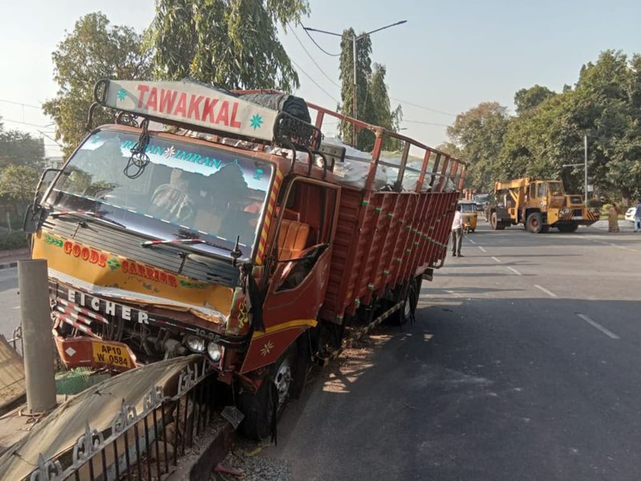రాజ్భవన్ రోడ్డులో డీసీఎం వ్యాన్ బీభత్సం (ఫోటోలు) రాజ్భవన్ రోడ్డులో డీసీఎం వ్యాన్ బీభత్సం (ఫోటోలు)
