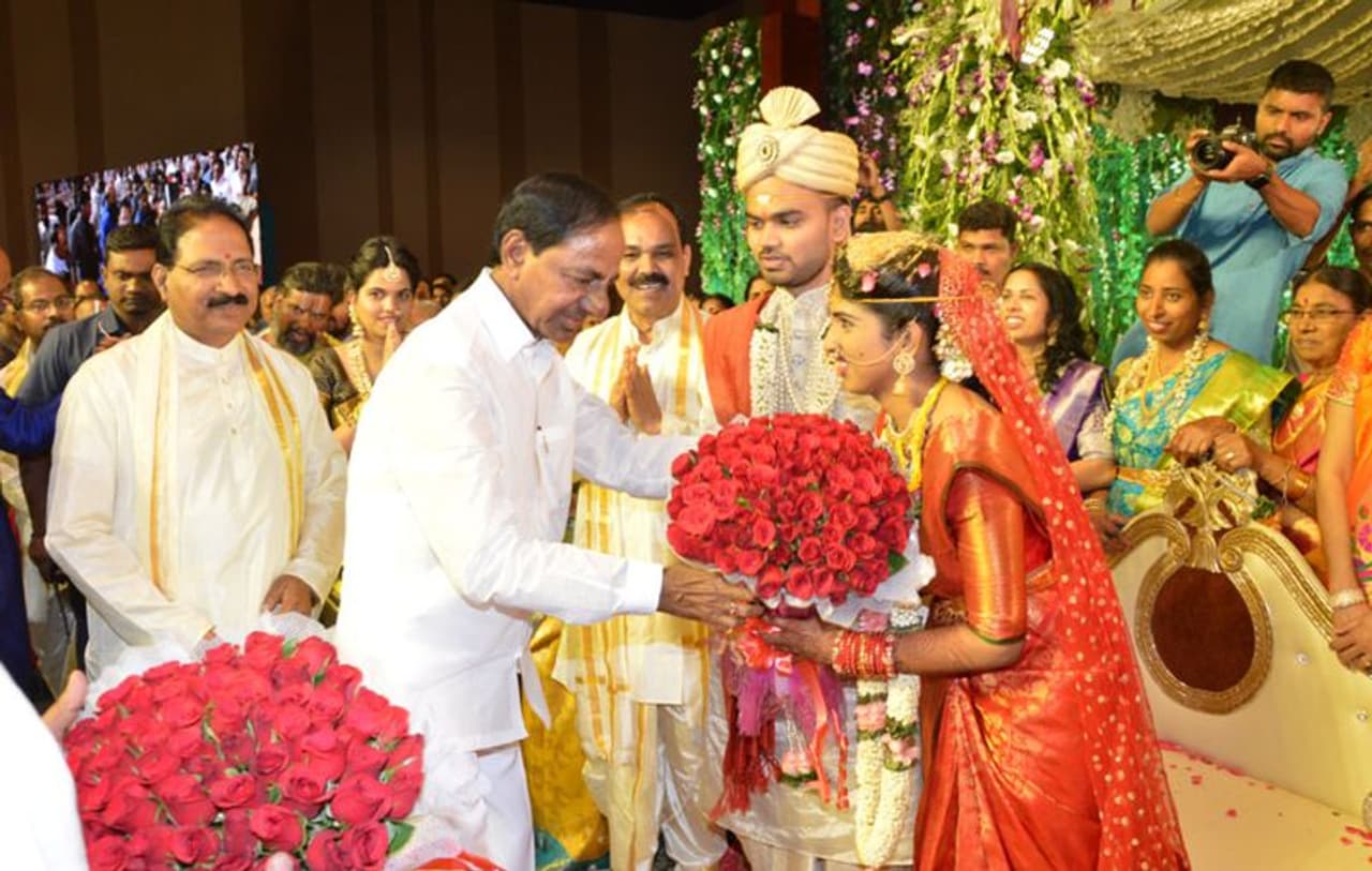 డీజీపీ మహేందర్ రెడ్డి కూతురు వివాహానికి హజరైన సీఎం కేసీఆర్ డీజీపీ మహేందర్ రెడ్డి కూతురు వివాహానికి హజరైన సీఎం కేసీఆర్