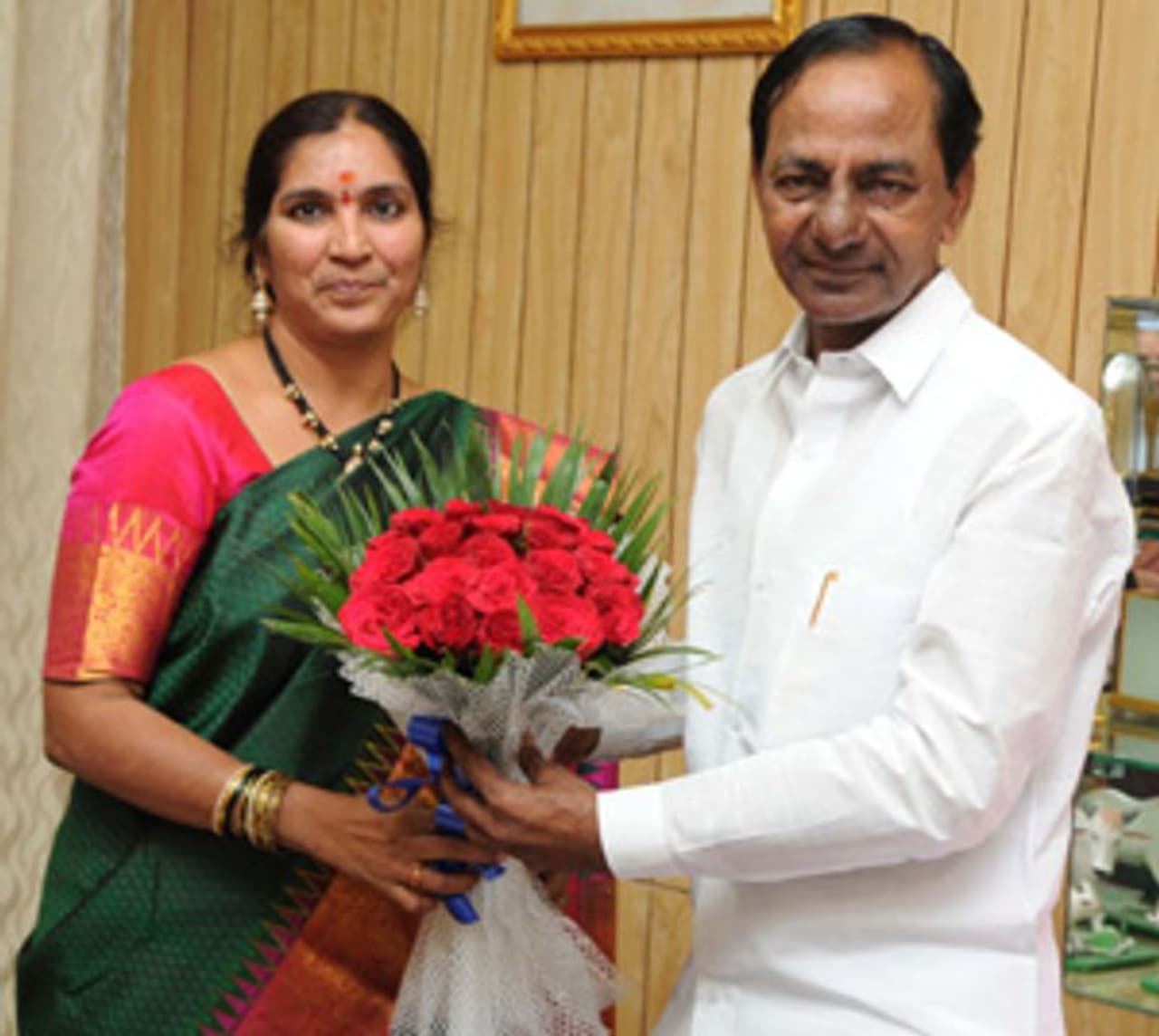 హైదరాబాద్: తెలంగాణ సీఎం కేసీఆర్ మంత్రి వర్గ విస్తరణలో ఇద్దరు మహిళలకు అవకాశం కల్పిస్తానని ప్రకటించడంతో తెలంగాణ రాజకీయాల్లో ఎవరా ఇద్దరు అంటూ ఆసక్తికర చర్చ జరుగుతోంది. ఈసారి పద్మాదేవేందర్ రెడ్డికి పక్కా అని అంతా చెప్పుకుంటున్నారు. పద్మాదేవేందర్ రెడ్డితోపాటు మరోక ఎమ్మెల్యే ఎవరా అంటూ చర్చించుకుంటున్నారు. హైదరాబాద్: తెలంగాణ సీఎం కేసీఆర్ మంత్రి వర్గ విస్తరణలో ఇద్దరు మహిళలకు అవకాశం కల్పిస్తానని ప్రకటించడంతో తెలంగాణ రాజకీయాల్లో ఎవరా ఇద్దరు అంటూ ఆసక్తికర చర్చ జరుగుతోంది. ఈసారి పద్మాదేవేందర్ రెడ్డికి పక్కా అని అంతా చెప్పుకుంటున్నారు. పద్మాదేవేందర్ రెడ్డితోపాటు మరోక ఎమ్మెల్యే ఎవరా అంటూ చర్చించుకుంటున్నారు.