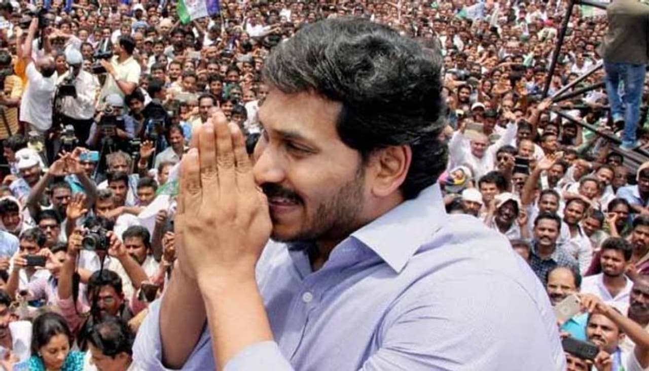 పార్లమెంట్ లో పార్టీ తరపున ఏపీ ప్రజల వాణిని బలంగా వినిపించేందుకు వైఎస్ఆర్ కాంగ్రెస్ పార్టీ అభ్యర్థుల వేటలో పడింది. రాబోయే పార్లమెంట్ ఎన్నికల్లో భారీ సంఖ్యలో పార్లమెంట్ స్థానాలు కైవసం చేసుకుంటామని ధీమాలో ఉన్న వైఎస్ఆర్ కాంగ్రెస్ పార్లమెంట్ ప్రధాని ఎంపికలో కీలక పాత్ర పోషించాలని ఉవ్విళ్లూరుతోంది. అంతేకాదు పార్లమెంట్ లో ఏపీ వాయిస్ ను బలంగా వినిపించాలని ప్లాన్ చేస్తోంది. పార్లమెంట్ లో పార్టీ తరపున ఏపీ ప్రజల వాణిని బలంగా వినిపించేందుకు వైఎస్ఆర్ కాంగ్రెస్ పార్టీ అభ్యర్థుల వేటలో పడింది. రాబోయే పార్లమెంట్ ఎన్నికల్లో భారీ సంఖ్యలో పార్లమెంట్ స్థానాలు కైవసం చేసుకుంటామని ధీమాలో ఉన్న వైఎస్ఆర్ కాంగ్రెస్ పార్లమెంట్ ప్రధాని ఎంపికలో కీలక పాత్ర పోషించాలని ఉవ్విళ్లూరుతోంది. అంతేకాదు పార్లమెంట్ లో ఏపీ వాయిస్ ను బలంగా వినిపించాలని ప్లాన్ చేస్తోంది.