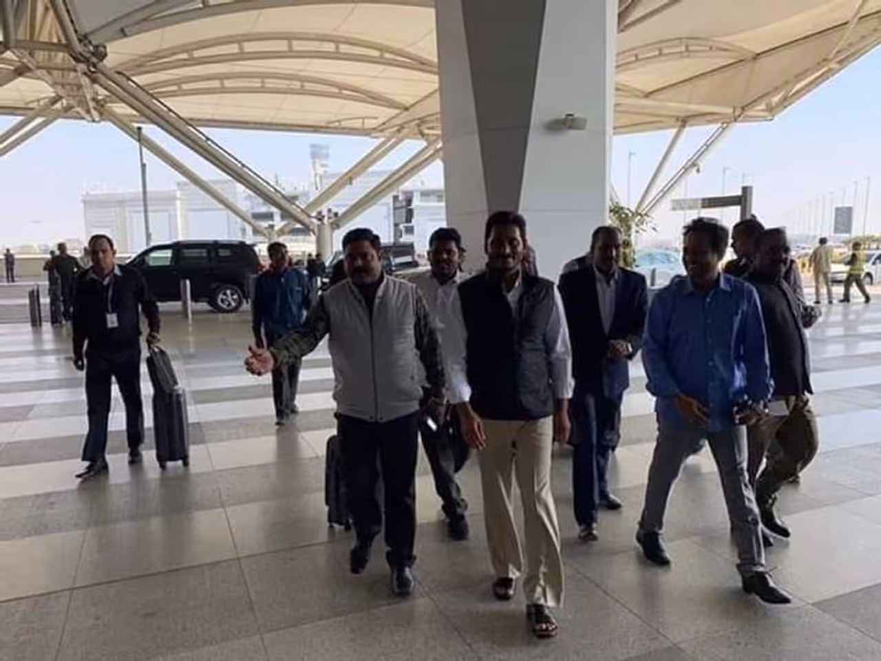 లండన్ నుంచి హైదరాబాద్ వచ్చిన వైఎస్ జగన్ లండన్ నుంచి హైదరాబాద్ వచ్చిన వైఎస్ జగన్