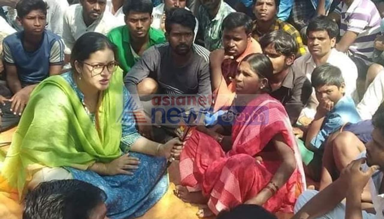 జనసేన అధినేత పవన్ కల్యాణ్ మాజీ సతీమణి, సినీ నటి రేణూ దేశాయ్ ని వైఎస్సార్ కాంగ్రెసు పార్టీ అధినేత వైఎస్ జగన్మోహన్ రెడ్డి వ్యూహాత్మకంగా రంగంలోకి దించారా అనే సందేహాలు వ్యక్తమవుతున్నాయి. జనసేన అధినేత పవన్ కల్యాణ్ మాజీ సతీమణి, సినీ నటి రేణూ దేశాయ్ ని వైఎస్సార్ కాంగ్రెసు పార్టీ అధినేత వైఎస్ జగన్మోహన్ రెడ్డి వ్యూహాత్మకంగా రంగంలోకి దించారా అనే సందేహాలు వ్యక్తమవుతున్నాయి.