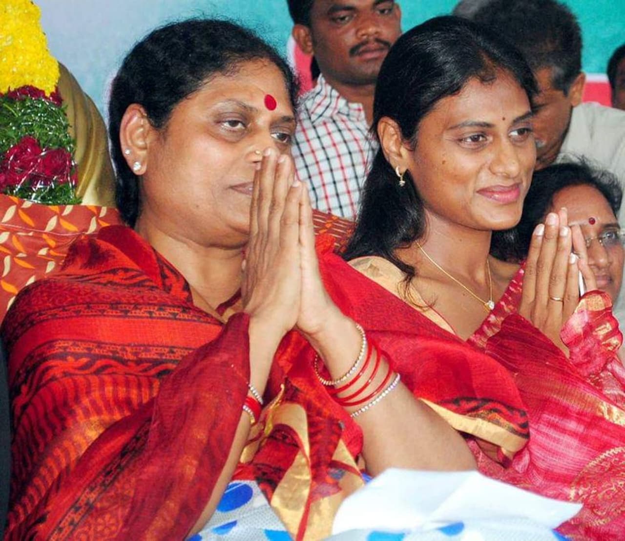 అయితే ప్రతిపక్ష పార్టీ వ్యూహం ఎలా ఉండబోతుందా అనేది అందరిలో ఆసక్తికర చర్చ జరుగుతోంది. గత ఎన్నికల్లో ఈ సమయానికి వైఎఎస్ఆర్ కాంగ్రెస్ పార్టీ ఎన్నికల ప్రచారాన్ని ప్రారంభించిందనే చెప్పాలి. ఒకవైపు వైఎస్ జగన్ వదిలిని బాణంగా వైఎస్ షర్మిళ, వైసీపీ గౌరవాధ్యక్షురాలు వైఎస్ విజయమ్మలు పర్యటనలతో తెలుగుదేశం పార్టీని ఉక్కిరి బిక్కిరి చేశారు. అయితే ప్రతిపక్ష పార్టీ వ్యూహం ఎలా ఉండబోతుందా అనేది అందరిలో ఆసక్తికర చర్చ జరుగుతోంది. గత ఎన్నికల్లో ఈ సమయానికి వైఎఎస్ఆర్ కాంగ్రెస్ పార్టీ ఎన్నికల ప్రచారాన్ని ప్రారంభించిందనే చెప్పాలి. ఒకవైపు వైఎస్ జగన్ వదిలిని బాణంగా వైఎస్ షర్మిళ, వైసీపీ గౌరవాధ్యక్షురాలు వైఎస్ విజయమ్మలు పర్యటనలతో తెలుగుదేశం పార్టీని ఉక్కిరి బిక్కిరి చేశారు.