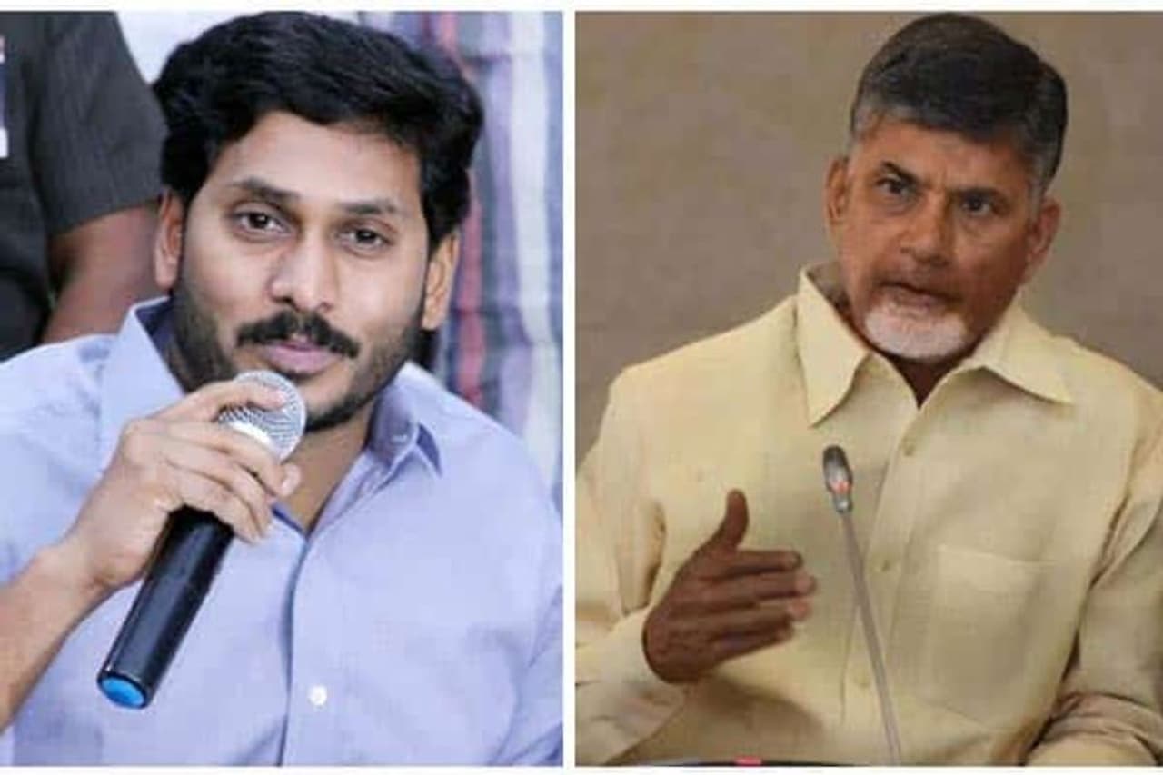 <p>విశాఖ ఉక్కు కర్మాగారం ప్రైవేటీకరణకు వ్యతిరేకంగా సాగుతున్న పోరాటంలో పైచేయి కోసం టీడీపీ, వైఎస్సార్ కాంగ్రెసు పార్టీలో పోటీ పడుతున్నాయి. ఇతర పార్టీలు కూడా విశాఖ ఉక్కు కర్మాగారం ప్రైవేటీకరణను వ్యతిరేకిస్తున్నాయి. అయితే, ఈ పోరాటంలో టీడీపీ అధినేత చంద్రబాబుపై ముఖ్యమంత్రి, వైసీపీ అధినేత వైఎస్ జగన్ పైచేయి సాధించినట్లు కనిపిస్తున్నారు.</p> <p>విశాఖ ఉక్కు కర్మాగారం ప్రైవేటీకరణకు వ్యతిరేకంగా సాగుతున్న పోరాటంలో పైచేయి కోసం టీడీపీ, వైఎస్సార్ కాంగ్రెసు పార్టీలో పోటీ పడుతున్నాయి. ఇతర పార్టీలు కూడా విశాఖ ఉక్కు కర్మాగారం ప్రైవేటీకరణను వ్యతిరేకిస్తున్నాయి. అయితే, ఈ పోరాటంలో టీడీపీ అధినేత చంద్రబాబుపై ముఖ్యమంత్రి, వైసీపీ అధినేత వైఎస్ జగన్ పైచేయి సాధించినట్లు కనిపిస్తున్నారు.</p>