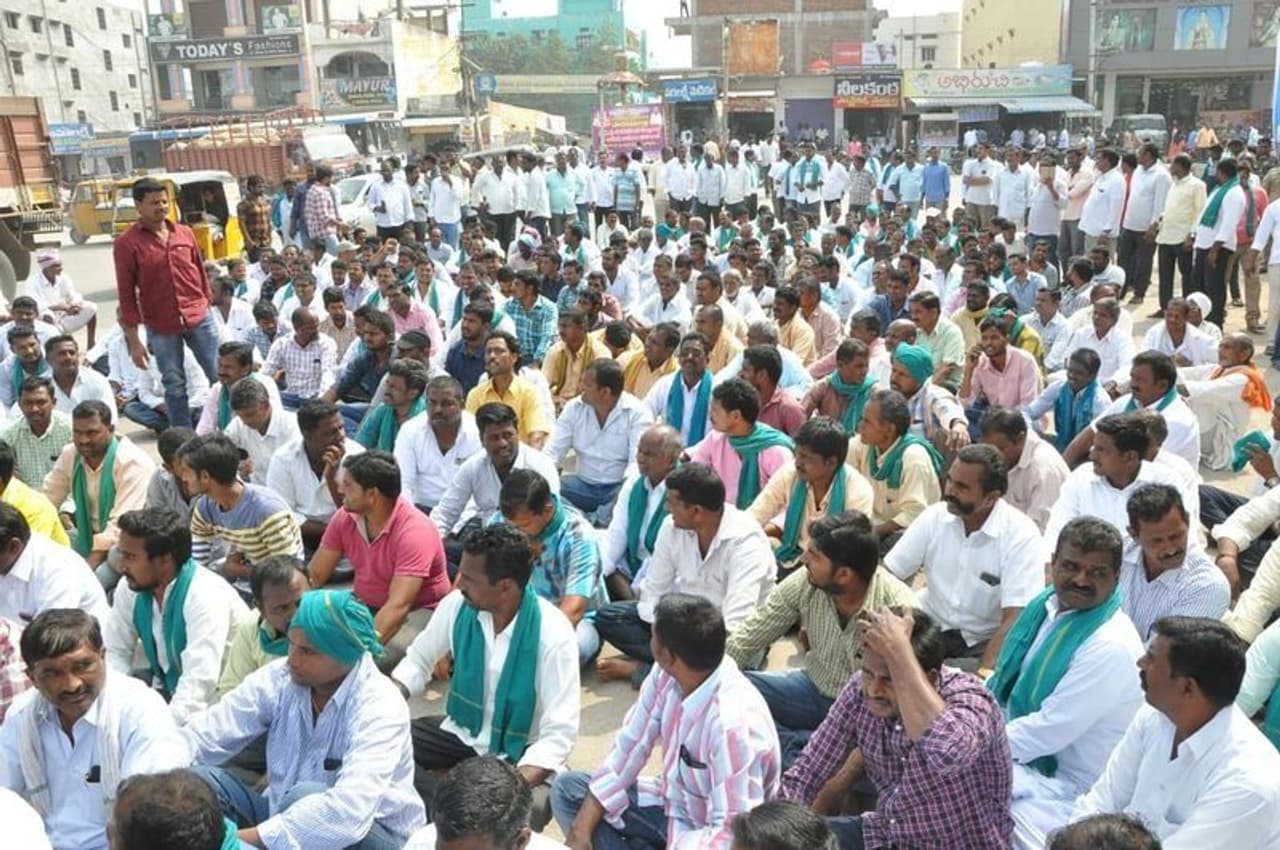 పసుపు పంటకు గిట్టుబాటు ధర కోసం ఆందోళన చేస్తున్న రైతాంగం దేశాన్ని తమ ఆందోళన వైపుకు తిప్పేలా ప్లాన్ చేస్తున్నారు.వచ్చే పార్లమెంట్ ఎన్నికలను అస్త్రంగా చేసుకోవాలని భావిస్తున్నారు. గతంలో ఎస్ఎల్బీసీ కోసం నల్గొండ జిల్లా వాసులు చూపిన బాటలోనే నిజామాబాద్ వాసులు కూడ పయనించాలని భావిస్తున్నారు. పసుపు పంటకు గిట్టుబాటు ధర కోసం ఆందోళన చేస్తున్న రైతాంగం దేశాన్ని తమ ఆందోళన వైపుకు తిప్పేలా ప్లాన్ చేస్తున్నారు.వచ్చే పార్లమెంట్ ఎన్నికలను అస్త్రంగా చేసుకోవాలని భావిస్తున్నారు. గతంలో ఎస్ఎల్బీసీ కోసం నల్గొండ జిల్లా వాసులు చూపిన బాటలోనే నిజామాబాద్ వాసులు కూడ పయనించాలని భావిస్తున్నారు.