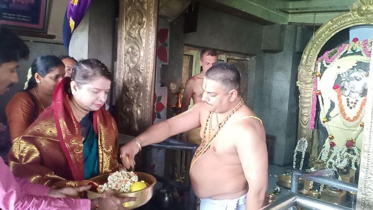 ಲೋಕಸಭೆ ಚುನಾವಣೆಯಲ್ಲಿ ಮಂಡ್ಯ ಕ್ಷೇತ್ರದ ಜೆಡಿಎಸ್ ಅಭ್ಯರ್ಥಿಯಾಗಿ ನಿಖಿಲ್ ಕುಮಾರಸ್ವಾಮಿ ಸ್ಪರ್ಧಿಸುವುದು ಬಹುತೇಕ ಖಚಿತವಾಗಿದೆ. ಲೋಕಸಭೆ ಚುನಾವಣೆಯಲ್ಲಿ ಮಂಡ್ಯ ಕ್ಷೇತ್ರದ ಜೆಡಿಎಸ್ ಅಭ್ಯರ್ಥಿಯಾಗಿ ನಿಖಿಲ್ ಕುಮಾರಸ್ವಾಮಿ ಸ್ಪರ್ಧಿಸುವುದು ಬಹುತೇಕ ಖಚಿತವಾಗಿದೆ.