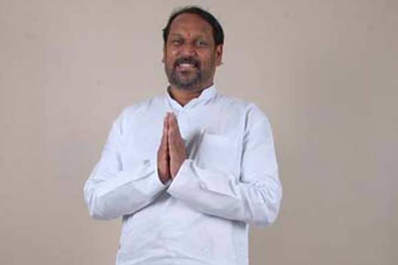 మాజీ మంత్రి కొణతాల రామకృష్ణ త్వరలోనే తన భవిష్యత్తు కార్యాచరణను ప్రకటించనున్నారు. తన అనుచరులు, శ్రేయోభిలాషులతో ఆయన సమావేశాలు నిర్వహిస్తున్నారు.తనను కోరుకొనే పార్టీలో చేరాలని నిర్ణయం తీసుకొన్నట్టుగా కొణతాల ప్రకటించారు. మాజీ మంత్రి కొణతాల రామకృష్ణ త్వరలోనే తన భవిష్యత్తు కార్యాచరణను ప్రకటించనున్నారు. తన అనుచరులు, శ్రేయోభిలాషులతో ఆయన సమావేశాలు నిర్వహిస్తున్నారు.తనను కోరుకొనే పార్టీలో చేరాలని నిర్ణయం తీసుకొన్నట్టుగా కొణతాల ప్రకటించారు.