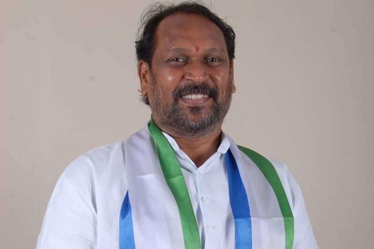 మాజీ మంత్రి కొణతాల రామకృష్ణ ఏ పార్టీలో చేరుతారనేది ప్రస్తుతం ఆసక్తికరంగా మారింది. ఈ నెల 17వ తేదీన కొణతాల రామకృష్ణ టీడీపీలో చేరుతారని ప్రచారం సాగిన నేపథ్యంలో గురువారం నాడు వాతావరణం ఒక్కసారిగా మారిపోయింది. మాజీ మంత్రి కొణతాల రామకృష్ణ ఏ పార్టీలో చేరుతారనేది ప్రస్తుతం ఆసక్తికరంగా మారింది. ఈ నెల 17వ తేదీన కొణతాల రామకృష్ణ టీడీపీలో చేరుతారని ప్రచారం సాగిన నేపథ్యంలో గురువారం నాడు వాతావరణం ఒక్కసారిగా మారిపోయింది.