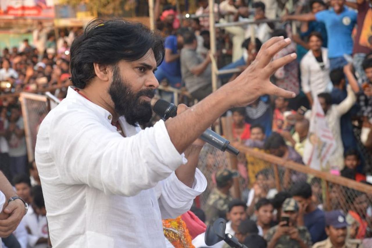 కర్నూలు: యుద్ధం నీ కోసం చేస్తున్నావా.? ప్రజల కోసం చేస్తున్నావా.? అన్నదాన్ని బట్టే గెలుపు నిర్ణయమవుతుందని జనసేన పార్టీ అధ్యక్షులు పవన్ కళ్యాణ్ అన్నారు. ముఖ్యమంత్రి చంద్రబాబు నాయుడు, ప్రతిపక్ష నేత జగన్మోహన్ రెడ్డి ఎవరి కోసం ఫైట్ చేస్తున్నారో ముందు తెలుసుకోవాలన్నారని అన్నారు. కర్నూలు: యుద్ధం నీ కోసం చేస్తున్నావా.? ప్రజల కోసం చేస్తున్నావా.? అన్నదాన్ని బట్టే గెలుపు నిర్ణయమవుతుందని జనసేన పార్టీ అధ్యక్షులు పవన్ కళ్యాణ్ అన్నారు. ముఖ్యమంత్రి చంద్రబాబు నాయుడు, ప్రతిపక్ష నేత జగన్మోహన్ రెడ్డి ఎవరి కోసం ఫైట్ చేస్తున్నారో ముందు తెలుసుకోవాలన్నారని అన్నారు.