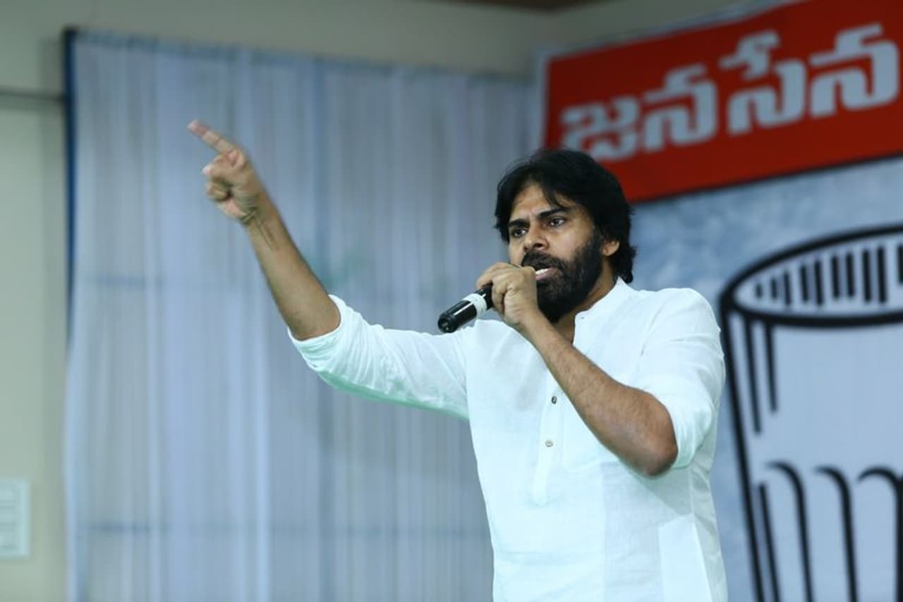 కర్నూలు: రాయలసీమ ప్రాంతం కుటుంబాల ఆధిపత్యంలో నలిగిపోతోందని, కుటుంబాల కంచుకోటల్ని బద్దలు కొట్టాలంటే ప్రజల్లో ధైర్యం రావాలని జనసేన పార్టీ అధ్యక్షులుపవన్ కళ్యాణ్ స్పష్టం చేశారు. ఆళ్ళగడ్డ ఏ ఒక్క కుటుంబ గుత్తాధిపత్యం కాదన్నారు. 2019 సార్వత్రిక ఎన్నికల్లో ఆళ్లగడ్డ నుంచి బలమైన అభ్యర్ధిని బరిలో నిలబెడతామని వెల్లడించారు. కర్నూలు: రాయలసీమ ప్రాంతం కుటుంబాల ఆధిపత్యంలో నలిగిపోతోందని, కుటుంబాల కంచుకోటల్ని బద్దలు కొట్టాలంటే ప్రజల్లో ధైర్యం రావాలని జనసేన పార్టీ అధ్యక్షులుపవన్ కళ్యాణ్ స్పష్టం చేశారు. ఆళ్ళగడ్డ ఏ ఒక్క కుటుంబ గుత్తాధిపత్యం కాదన్నారు. 2019 సార్వత్రిక ఎన్నికల్లో ఆళ్లగడ్డ నుంచి బలమైన అభ్యర్ధిని బరిలో నిలబెడతామని వెల్లడించారు.