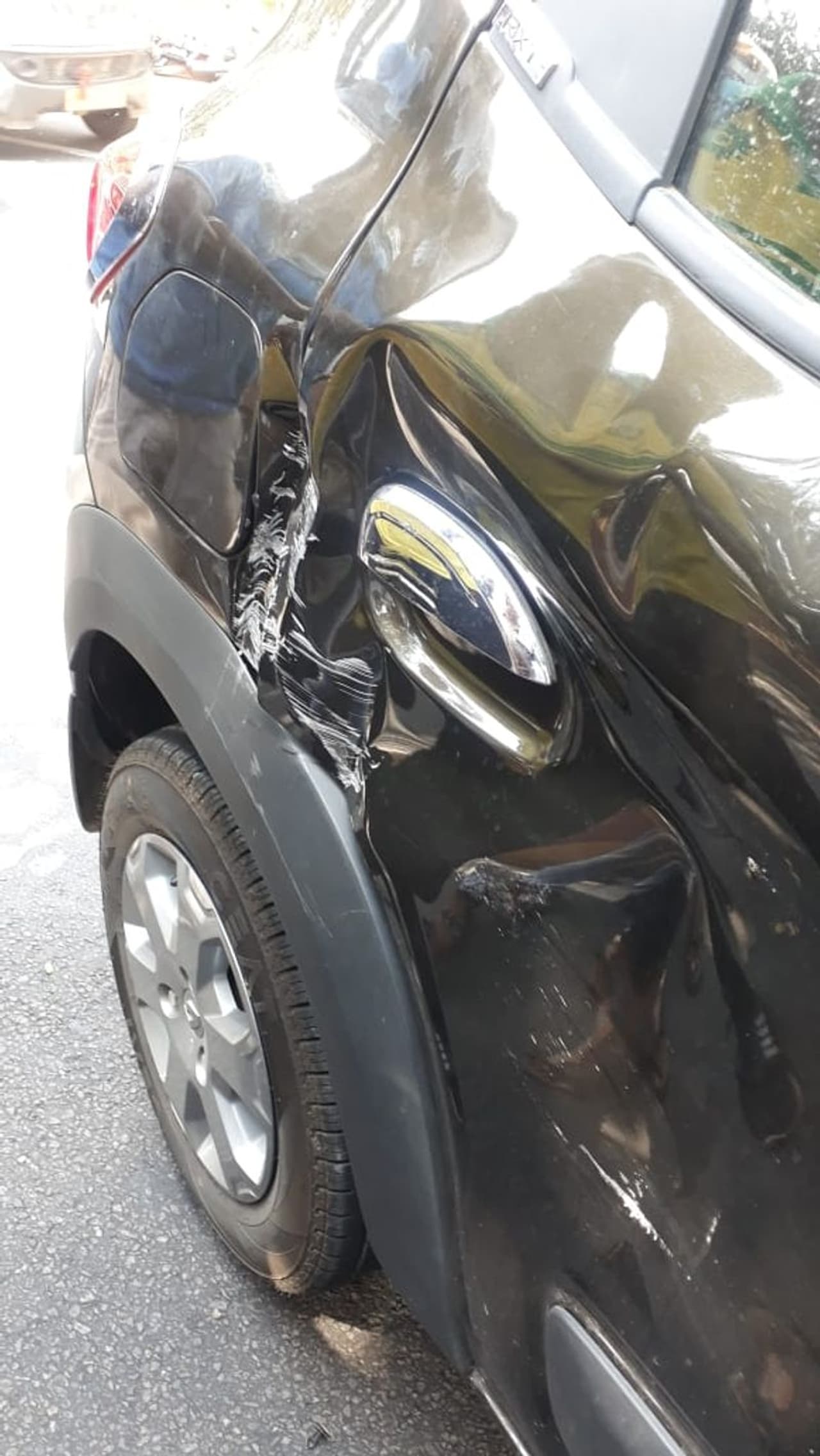 ఢీకొట్టిన లారీ: విలేకరి కారు తుక్కు తుక్కు ఢీకొట్టిన లారీ: విలేకరి కారు తుక్కు తుక్కు