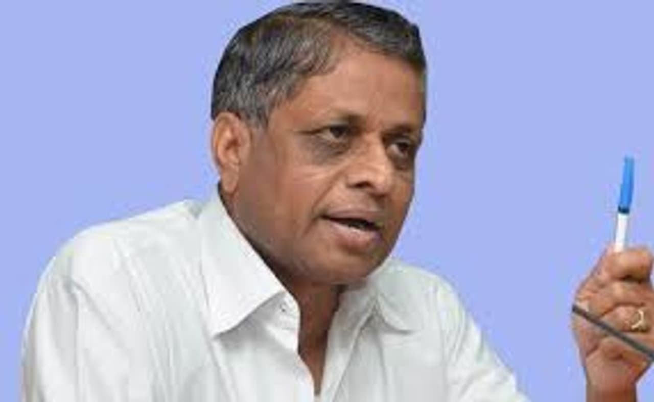 విశాఖపట్నం: వైఎస్ఆర్ కాంగ్రెస్ పార్టీకి గుడ్ బై చెప్పిన దాడి వీరభద్రరావు మళ్లీ వైఎస్ఆర్ కాంగ్రెస్ పార్టీలో చేరాలని ఆలోచనలో పడినట్లు తెలుస్తోంది. వైఎస్ఆర్ కాంగ్రెస్ పార్టీకి గుడ్ బై చెప్పిన దాడి వీరభద్రరావు ఆ నాటి నుంచి రాజకీయాలకు దూరంగా ఉంటున్నారు. విశాఖపట్నం: వైఎస్ఆర్ కాంగ్రెస్ పార్టీకి గుడ్ బై చెప్పిన దాడి వీరభద్రరావు మళ్లీ వైఎస్ఆర్ కాంగ్రెస్ పార్టీలో చేరాలని ఆలోచనలో పడినట్లు తెలుస్తోంది. వైఎస్ఆర్ కాంగ్రెస్ పార్టీకి గుడ్ బై చెప్పిన దాడి వీరభద్రరావు ఆ నాటి నుంచి రాజకీయాలకు దూరంగా ఉంటున్నారు.