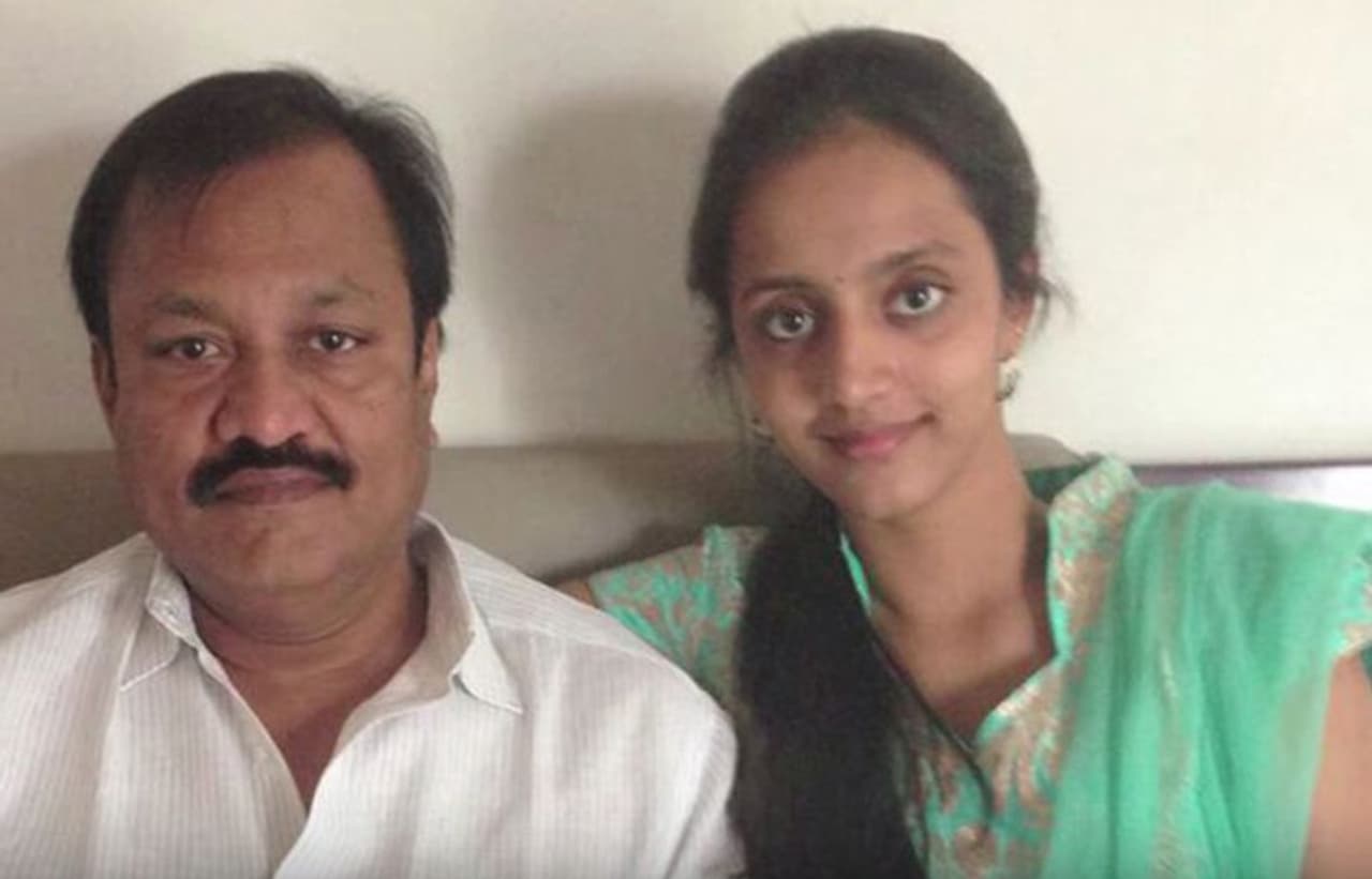 జూ.ఎన్టీఆర్కు పిల్లనిచ్చిన మామ నార్నే శ్రీనివాస రావు వచ్చే శాసనసభ ఎన్నికల్లో వైఎస్సార్ కాంగ్రెసు పార్టీ నుంచి చిలకలూరి శాసనసభ నియోజకవర్గం నుంచి పోటీ చేసే అవకాశాలున్నాయి. ఆయన గుంటూరు లోకసభ సీటుకు పోటీ చేయవచ్చునని ఊహాగానాలు చెలరేగుతున్నప్పటికీ శాసనసభకే పోటీ చేసే అవకాశాలున్నట్లు తెలుస్తోంది. జూ.ఎన్టీఆర్కు పిల్లనిచ్చిన మామ నార్నే శ్రీనివాస రావు వచ్చే శాసనసభ ఎన్నికల్లో వైఎస్సార్ కాంగ్రెసు పార్టీ నుంచి చిలకలూరి శాసనసభ నియోజకవర్గం నుంచి పోటీ చేసే అవకాశాలున్నాయి. ఆయన గుంటూరు లోకసభ సీటుకు పోటీ చేయవచ్చునని ఊహాగానాలు చెలరేగుతున్నప్పటికీ శాసనసభకే పోటీ చేసే అవకాశాలున్నట్లు తెలుస్తోంది.